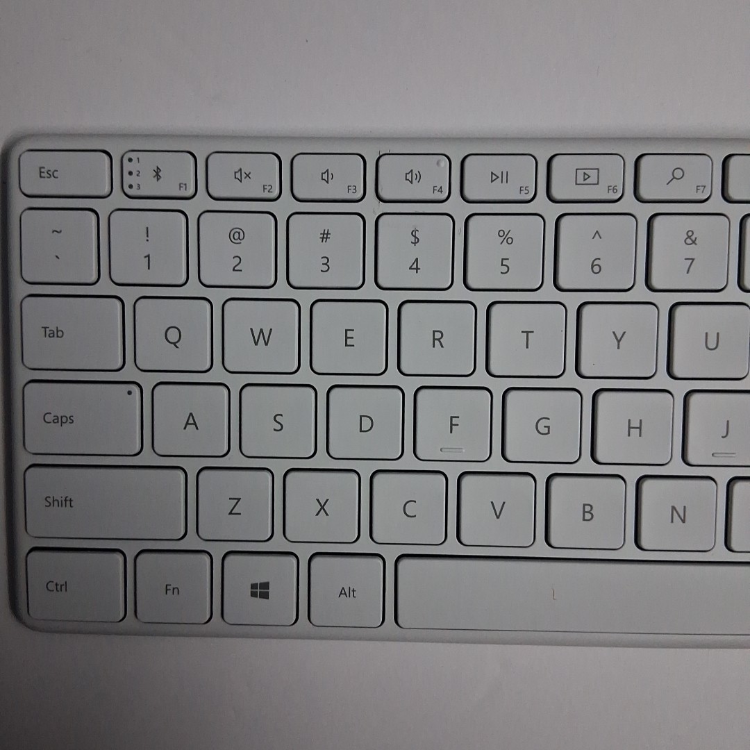 Microsoft Designer Compact Keyboard Bluetooth Wireless Glacier (off-white)