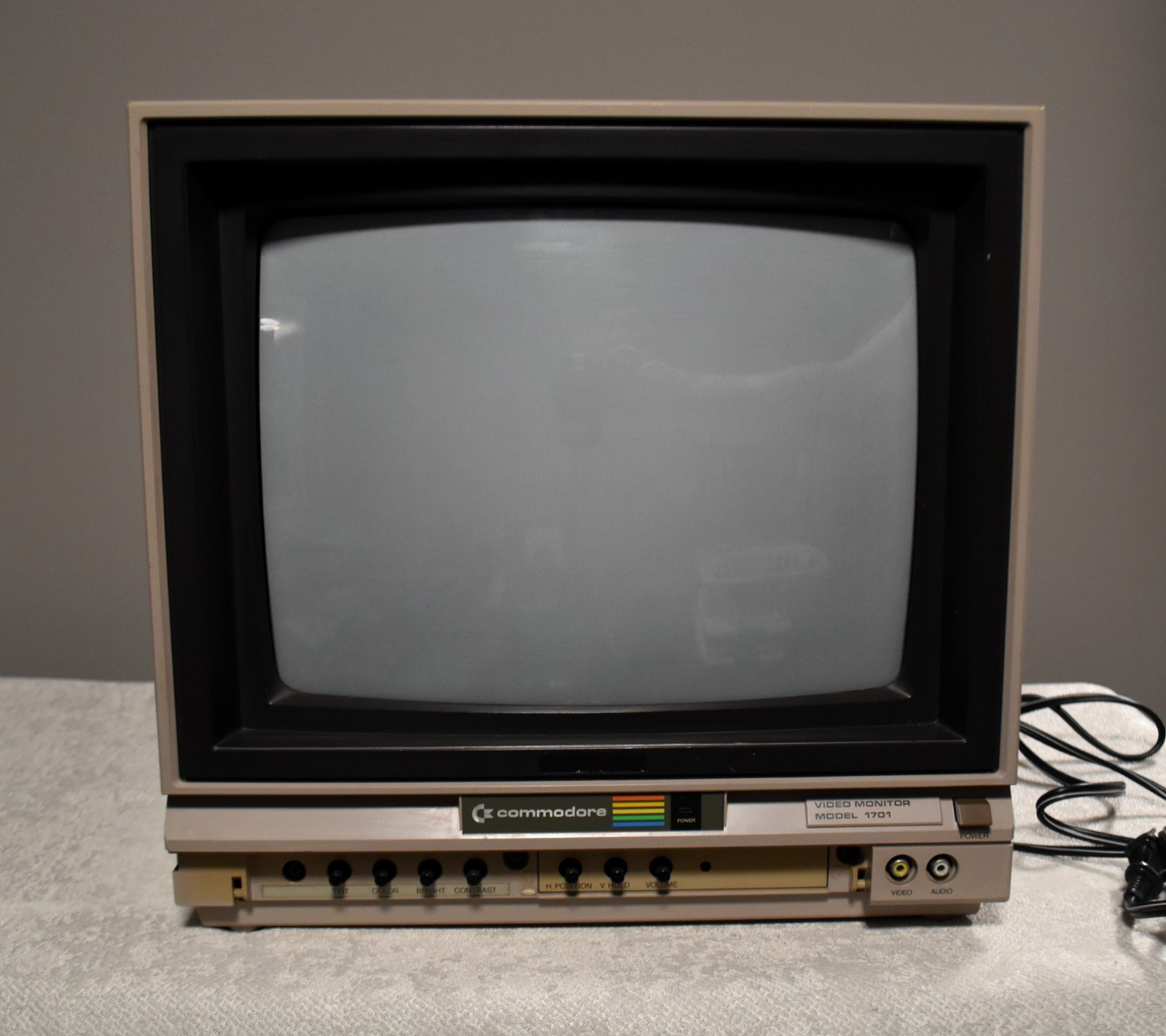 Commodore 1701 Color Video CRT Monitor – Retro Computing Gaming – Tested Working