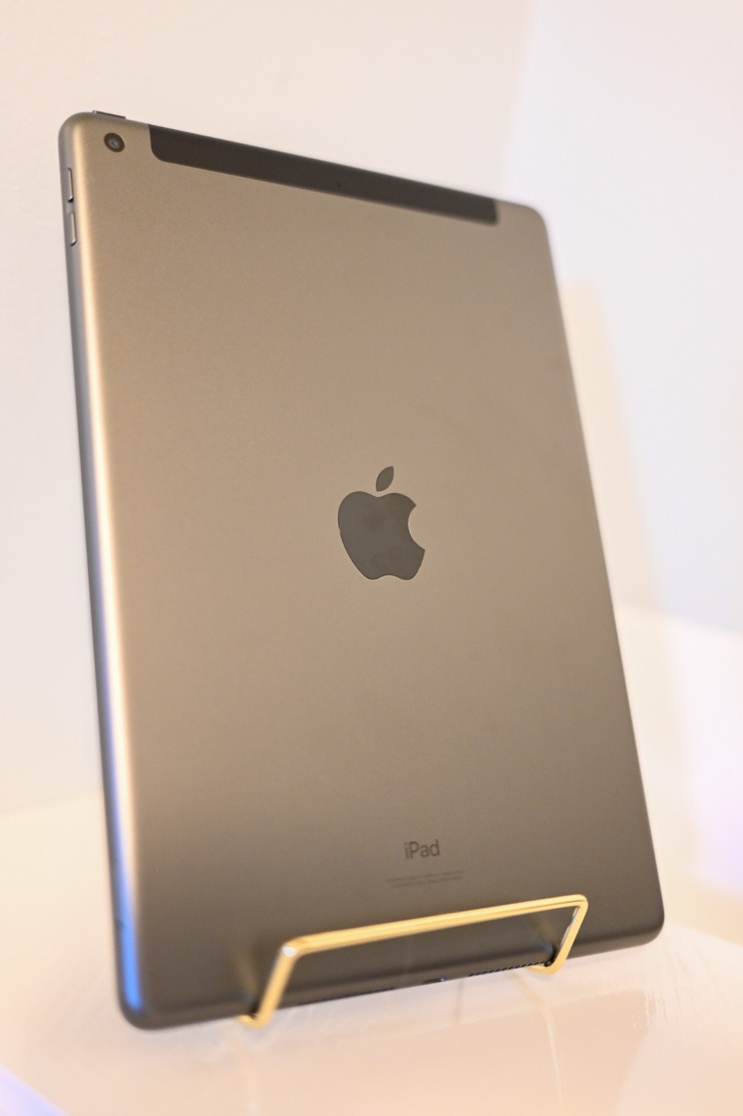 Apple iPad (9th Generation) 64 GB, Wi-Fi & Cellular, 10.2 in – Very Good Cond
