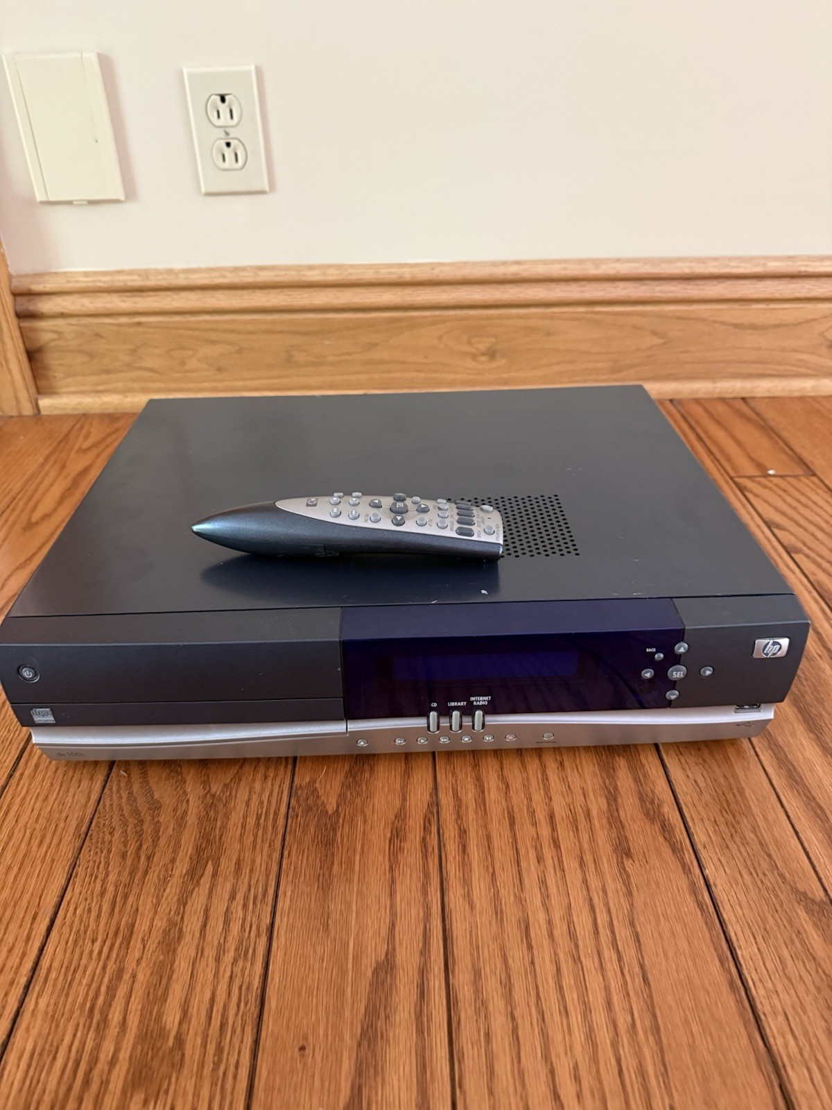 Hewlett Packard DE100C HP Digital Entertainment Center W/ Remote Tested