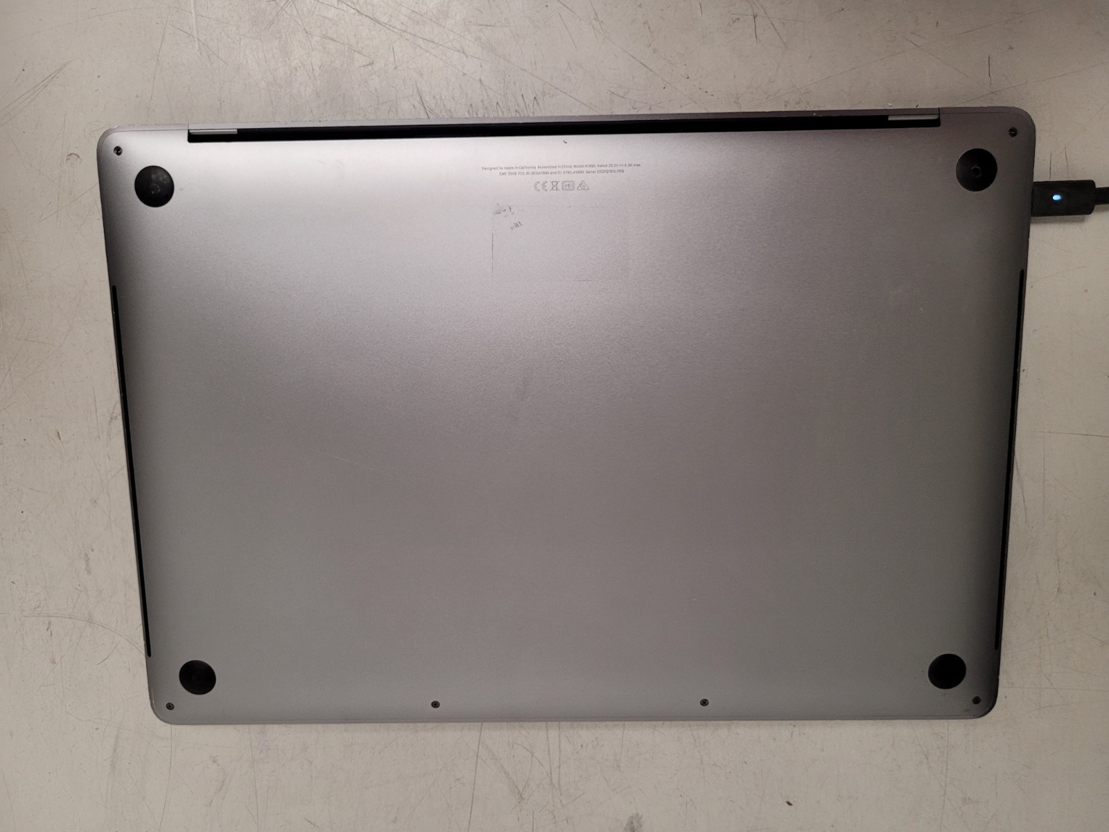 Apple MacBook pro 15″A1990 i9-9980Hk 2.4gh 16gb ram 1tb ssd sequoia C02YQ1B3LVDQ