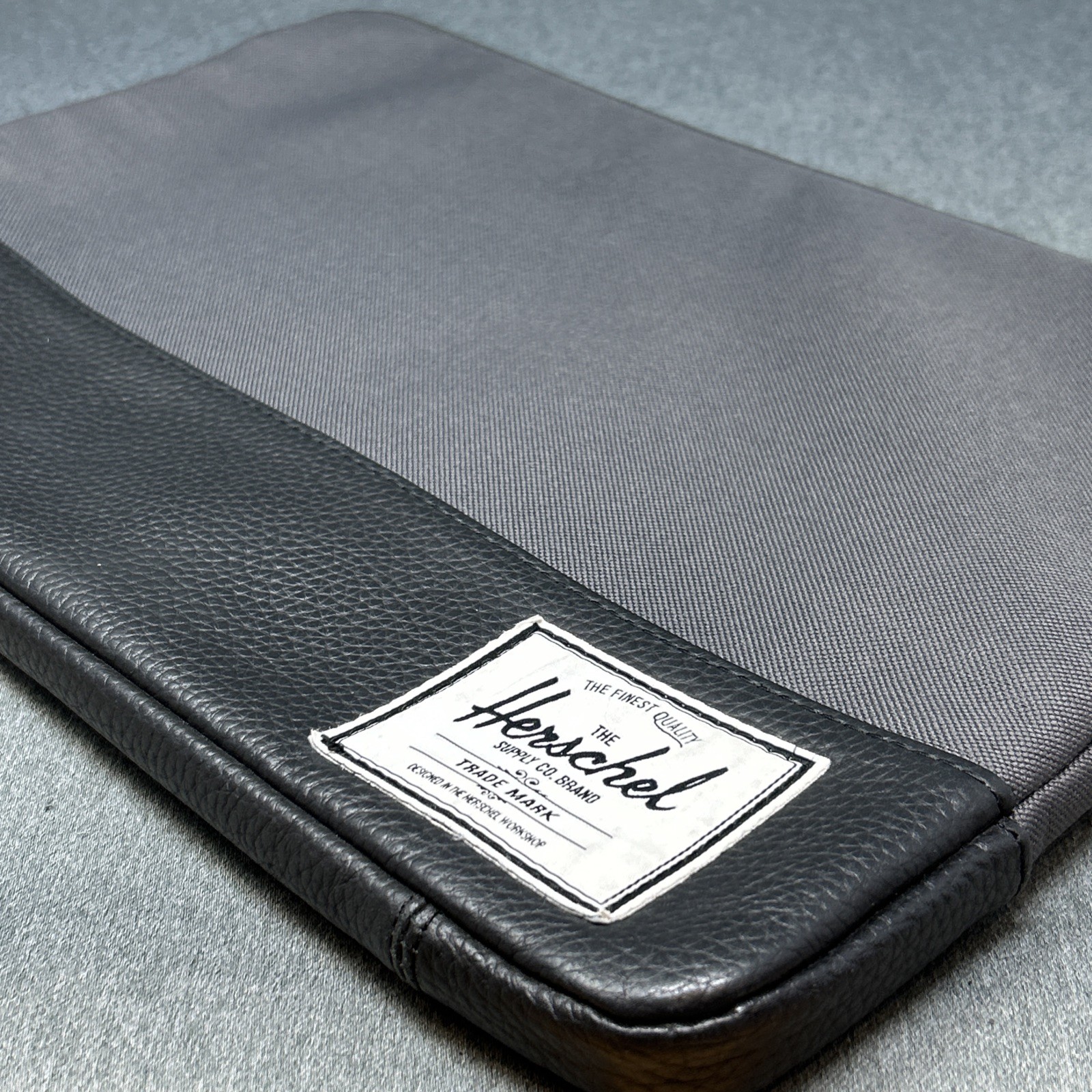 Herschel Supply Company Laptop Sleeve Bag Gray & Black Faux Leather 15″ Sleek