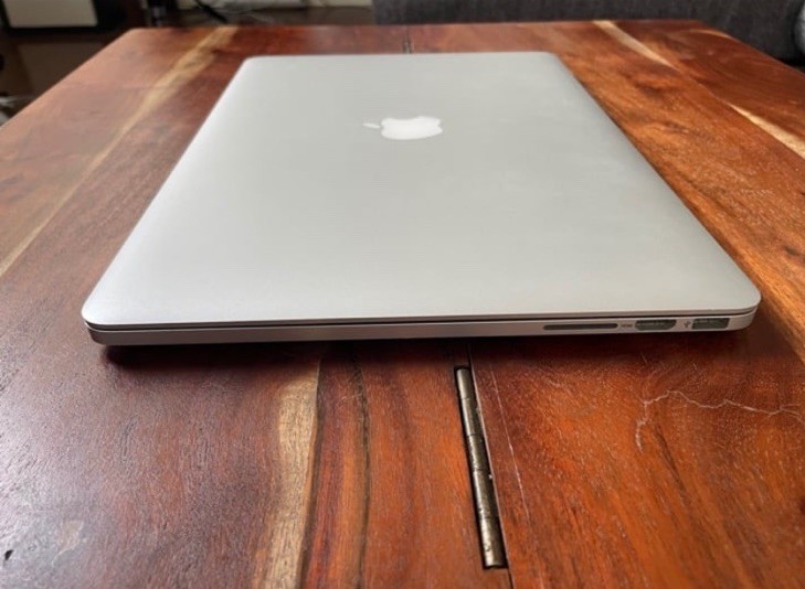 Apple MacBook Pro 15″ 2015 Silver i7 2.2GHz 16GB RAM 256GB SSD