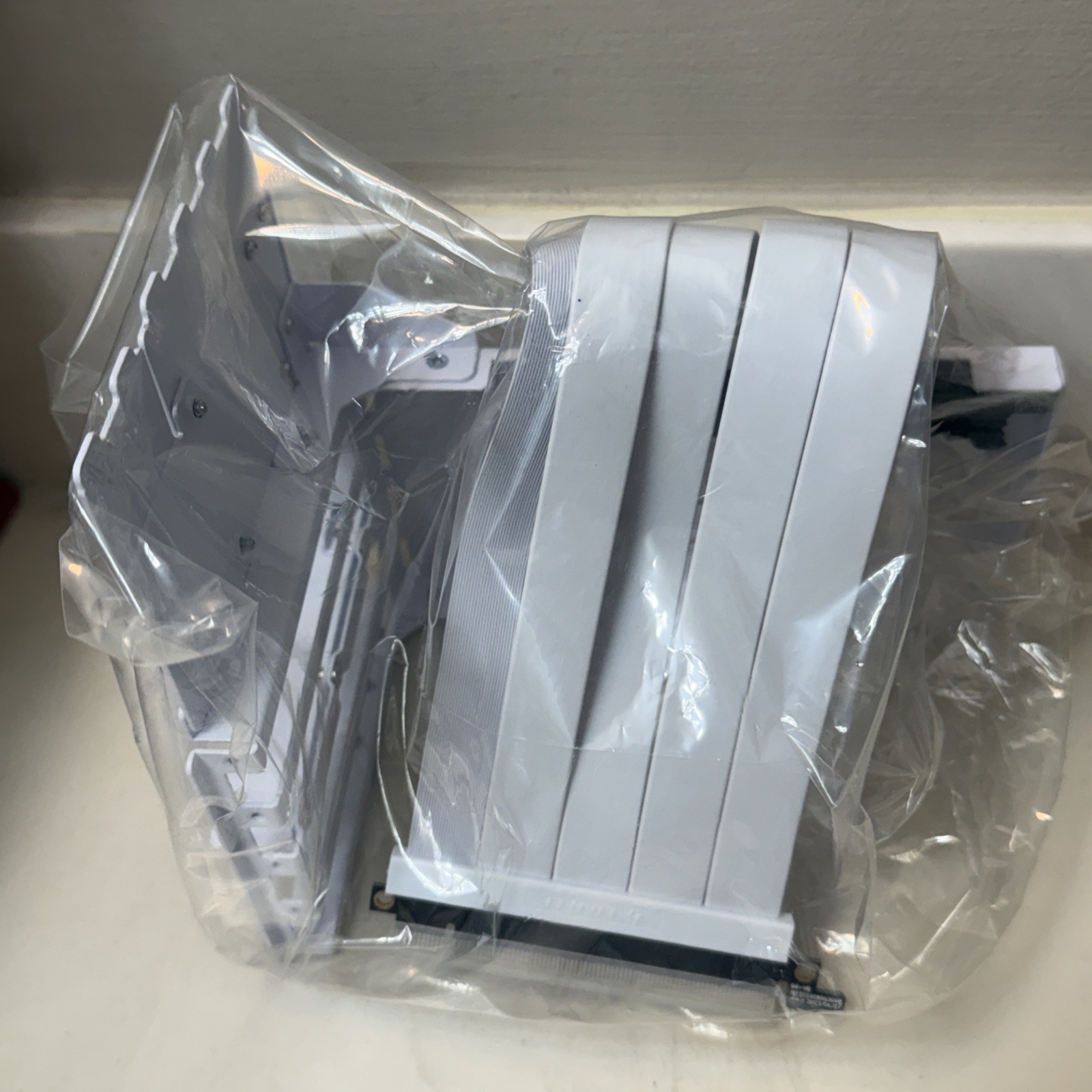 LIAN LI UNIVERSAL 4- SLOTS VERTICAL GPU KIT (WITH GEN 4 RISER) VG4-4 WHITE