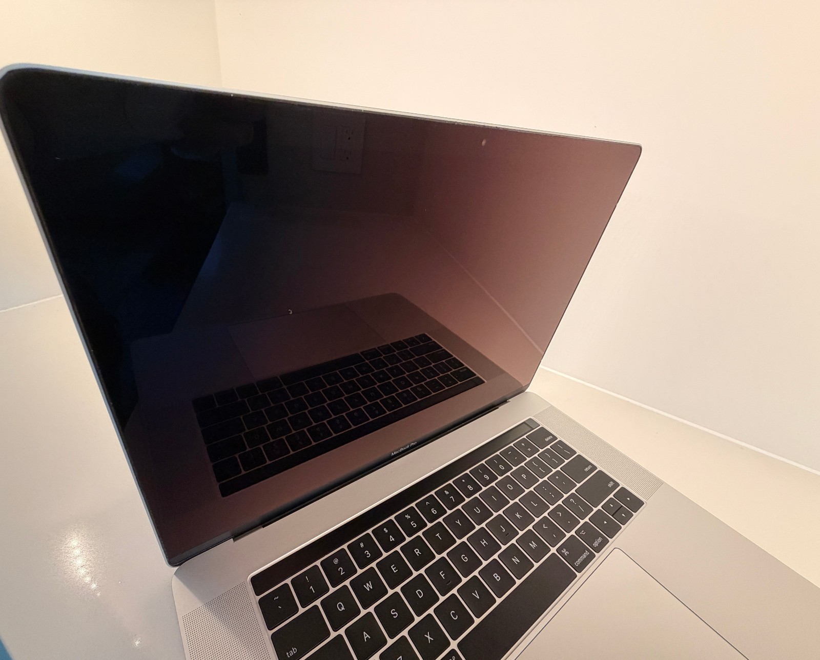 MacBook Pro 15″ 2016 – i7 2.7GHz, 16GB RAM, 1TB SSD, Radeon Pro 460 (Very Good)