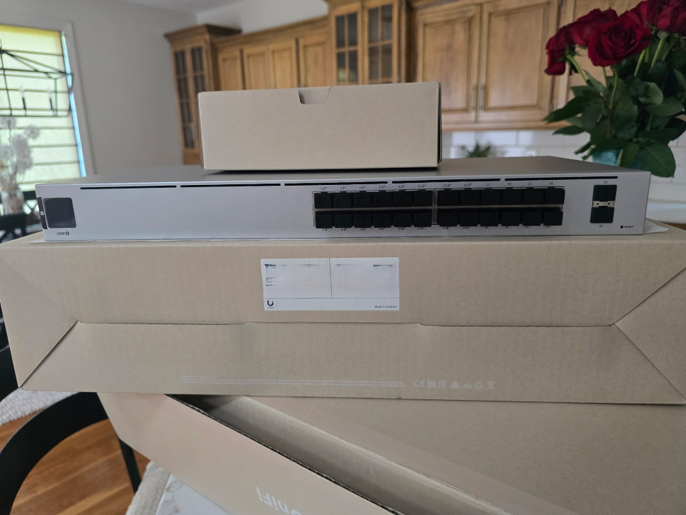 Ubiquiti UniFi 24-Port Gigabit PoE Switch Gen 2 (USW-24-POE, 95W) – PristineUsed