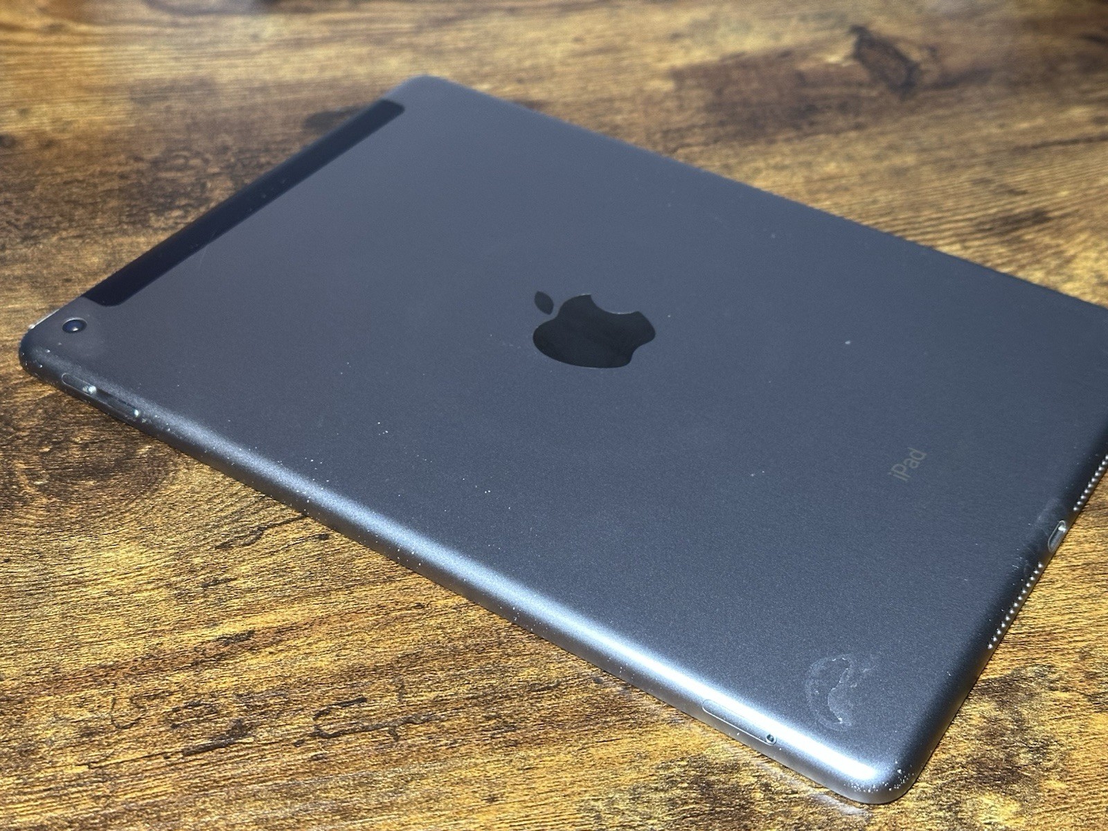 APPLE IPAD 6th GEN WIFI / CELLULAR 9.7″ GRAY – UNLOCKED- 32GB A1954