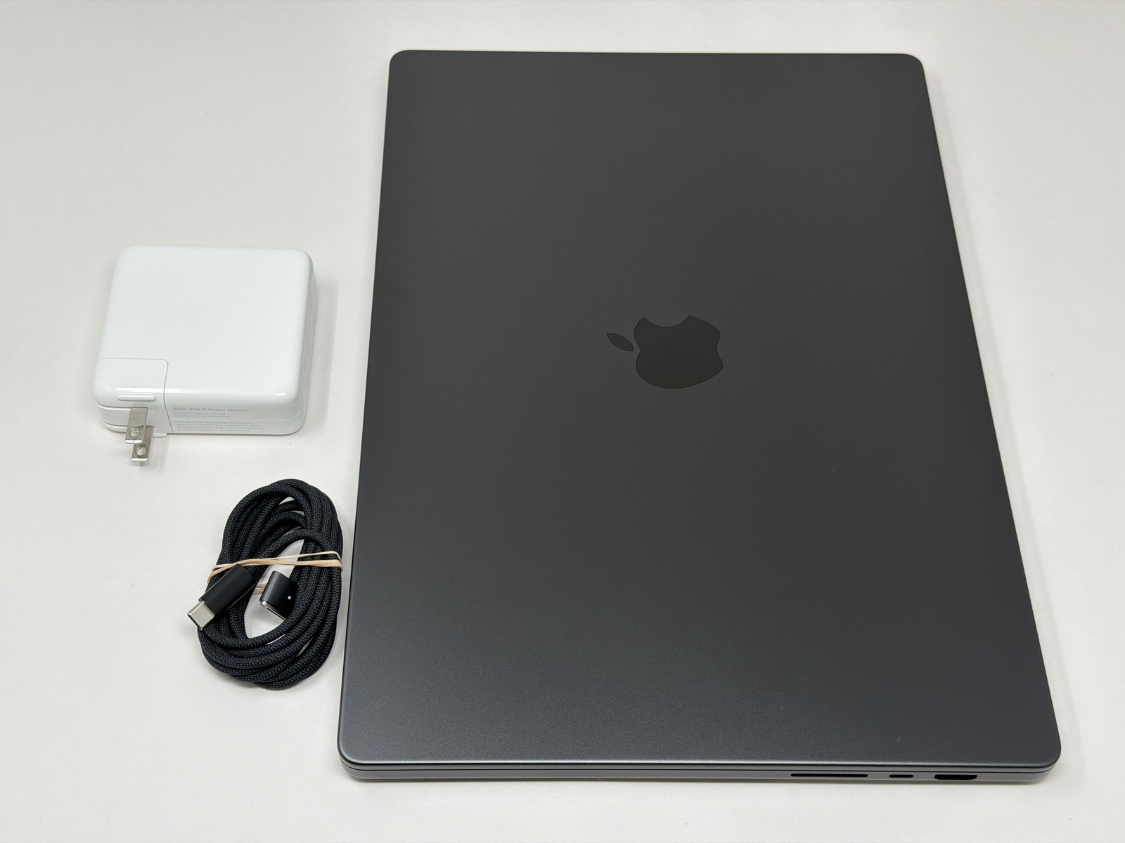 Apple Macbook Pro M5 Pro 18-Core 16in 1TB SSD 24GB 2026 Space Black Excellent