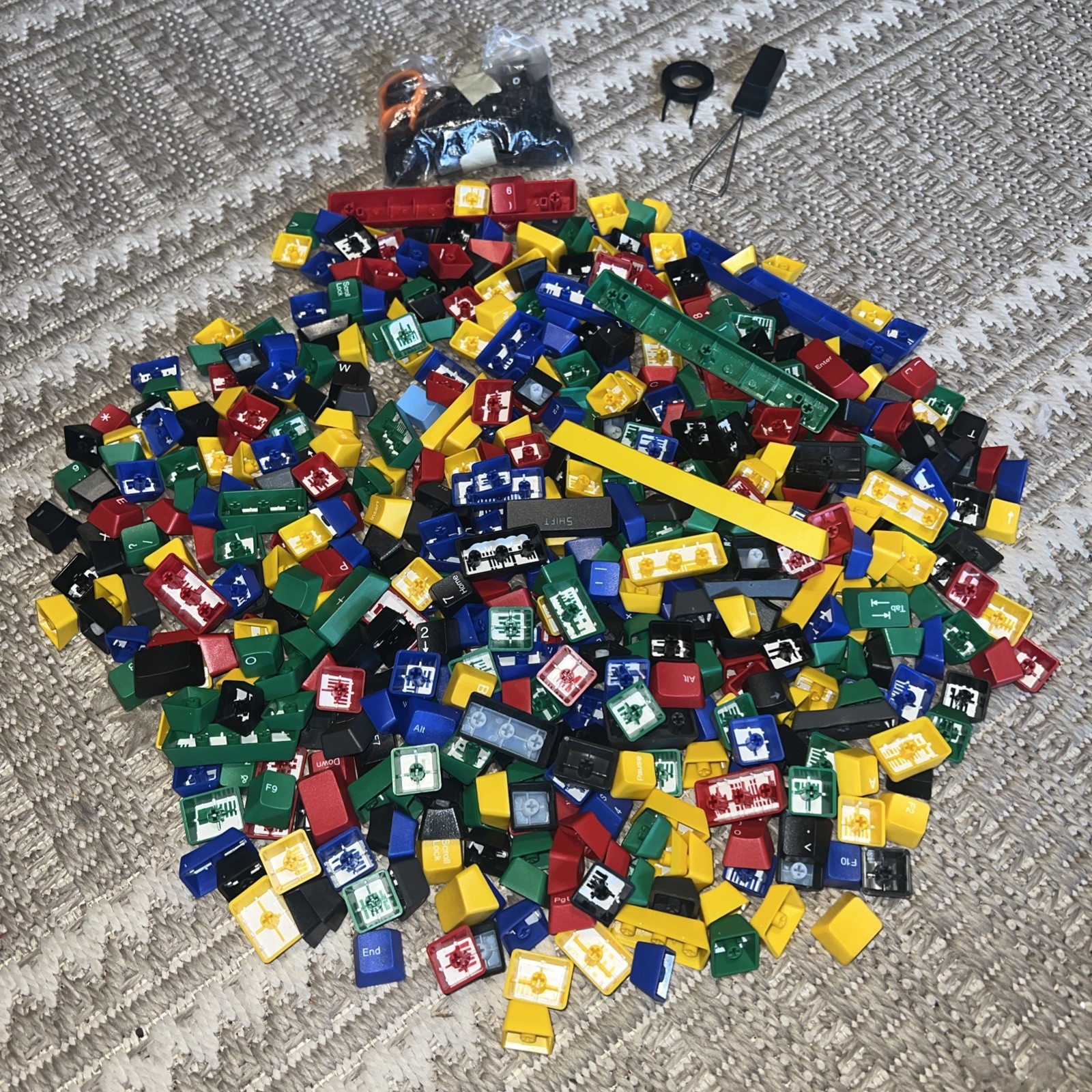 HUGE LOT OF COMPUTER KEYBOARD KEYS FOR ARTS AND CRAFTS, REPAIRS Many Colors