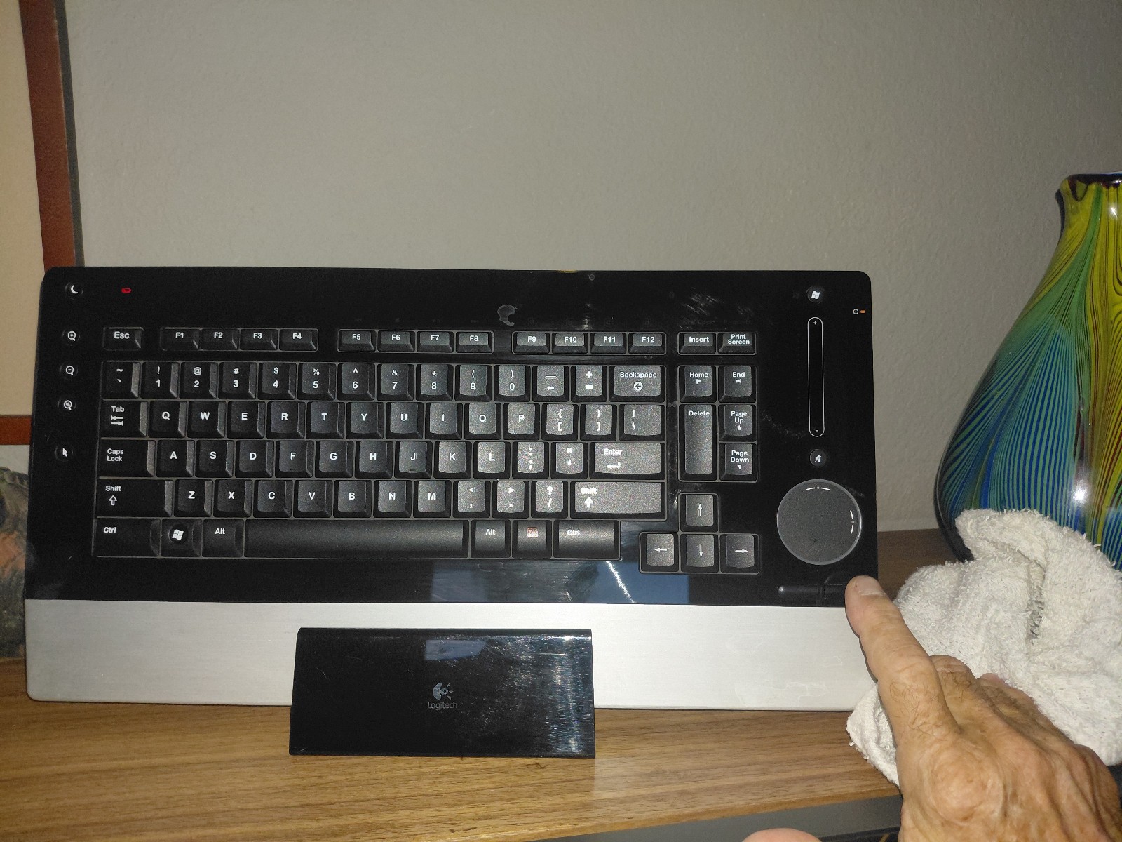 Logitech DiNovo Edge Wireless Bluetooth Keyboard & Charging Dock TestedY-RAY81