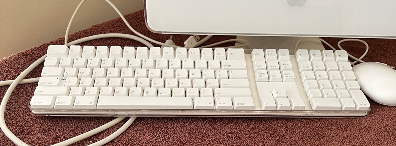 Apple Mac OS X Model: iMac G5 with Power cord, Keyboard and mouse
