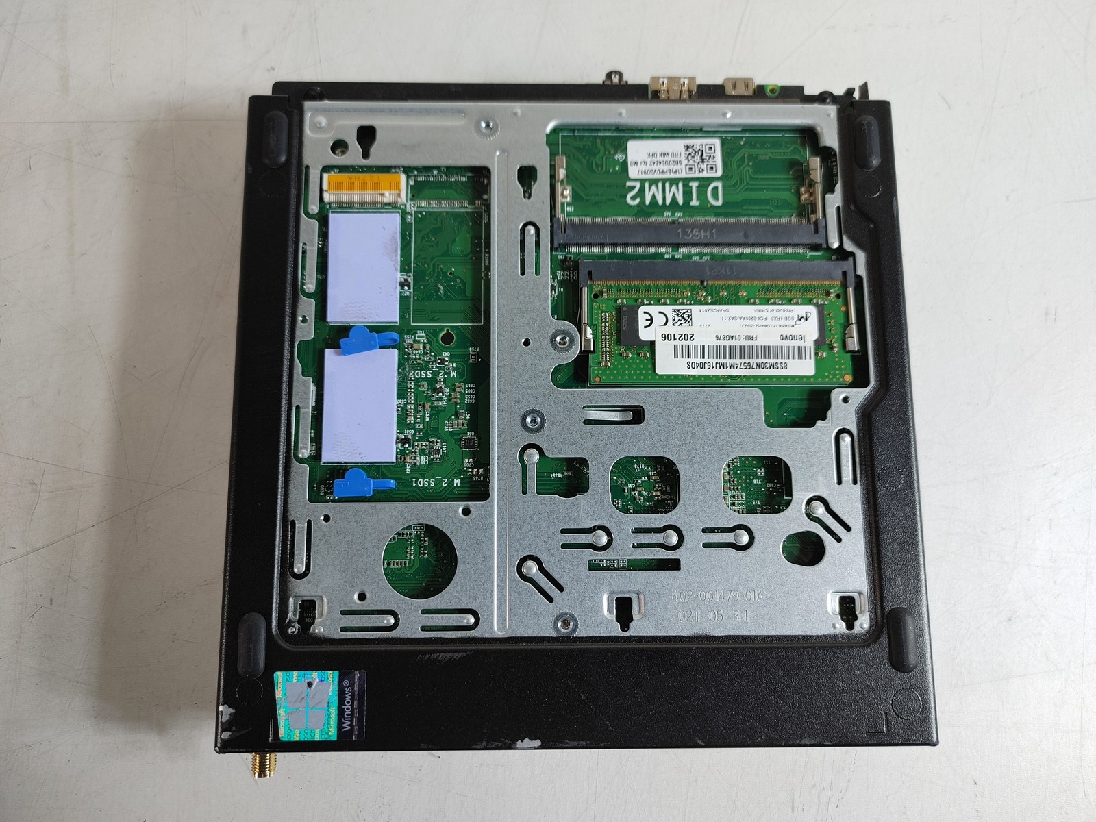 Lenovo ThinkCentre M75q Gen 2 Tiny Ryzen 3 Pro 4350GE 3.50 GHz 8 GB DDR4 No HDD