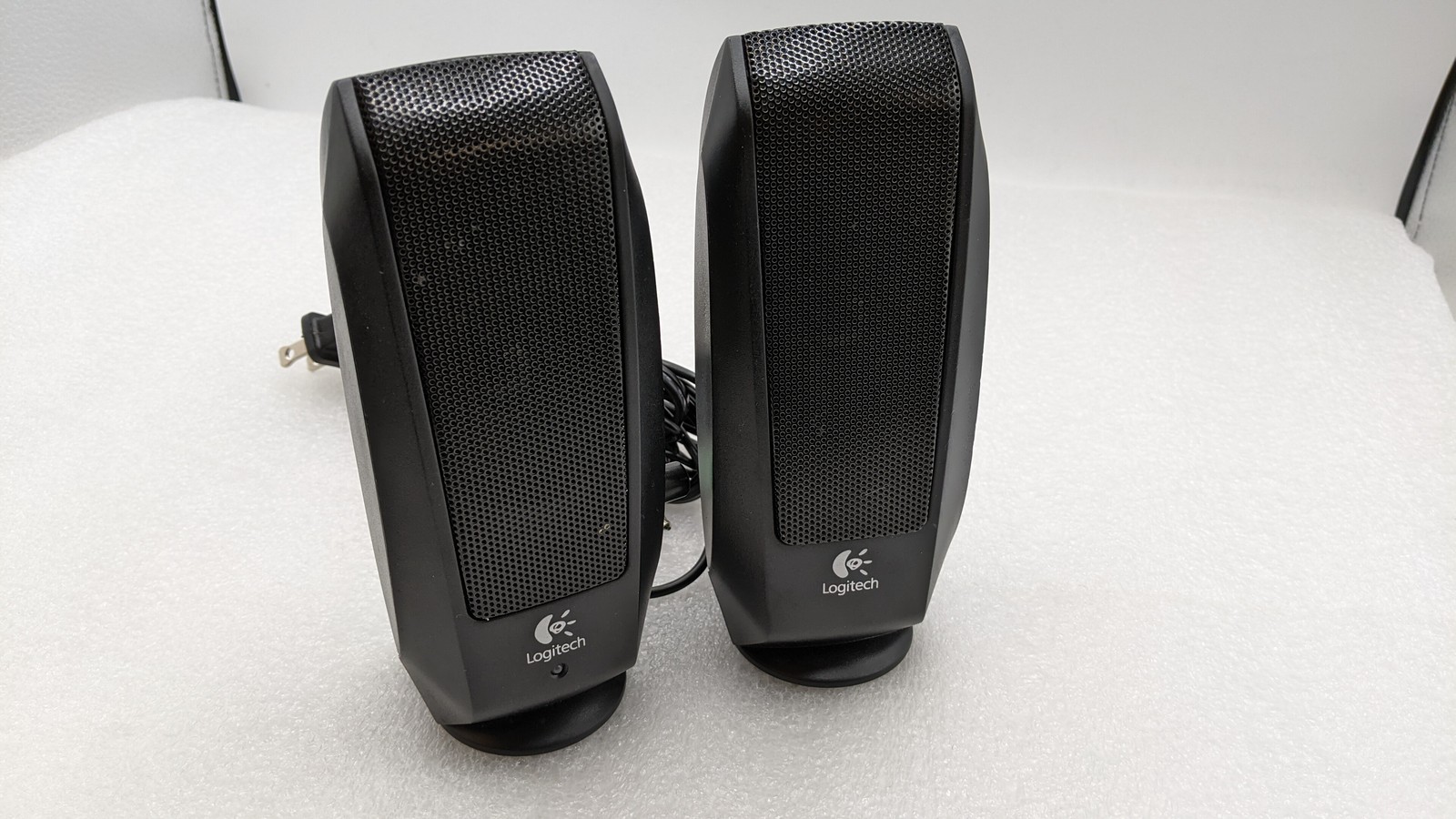 Logitech S120 – 4.4 Watt – 2.0 Stereo Speakers Black (880-000403) For PC and Mac