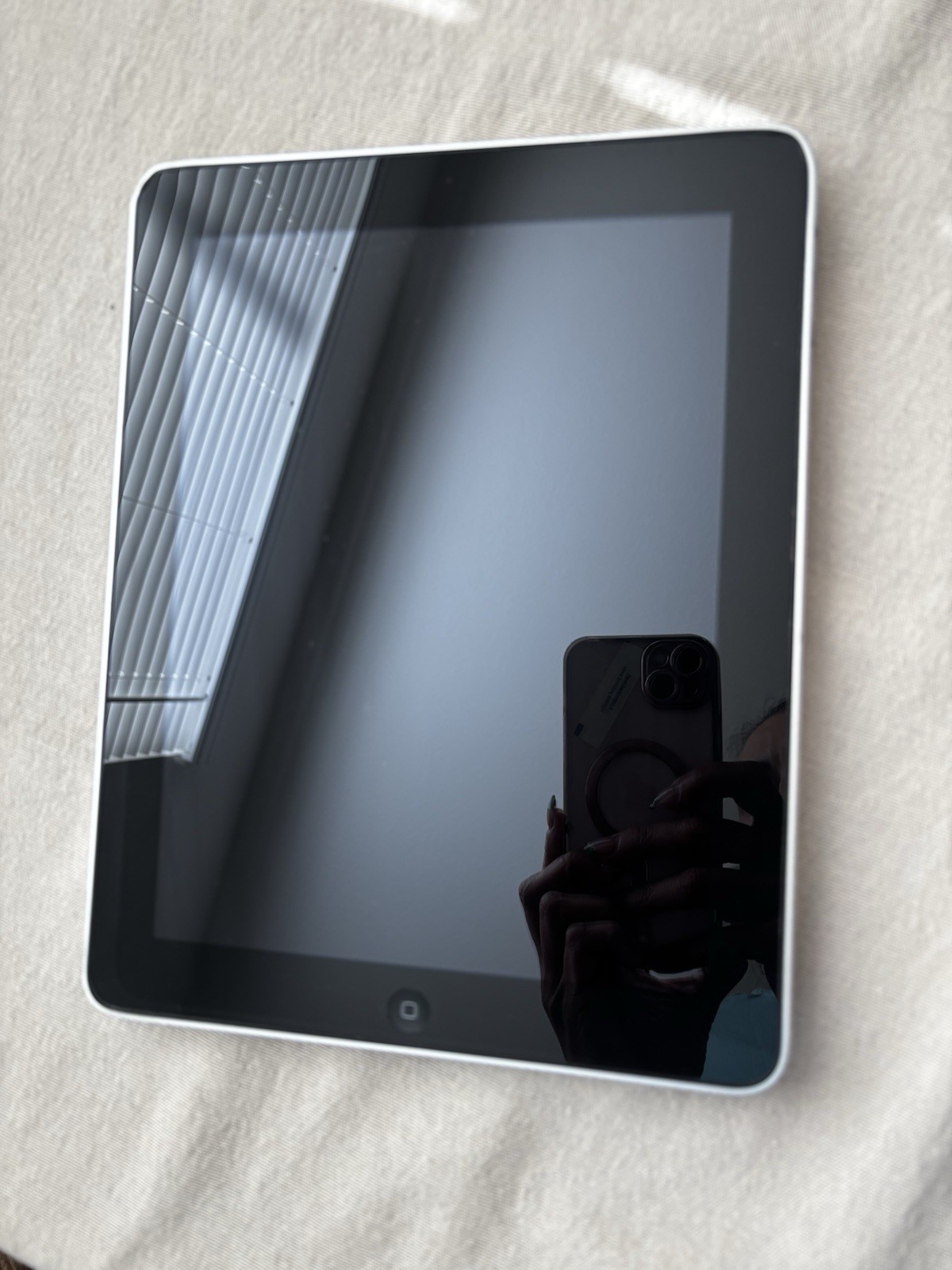 Apple iPad 9.5in Wi‑Fi 16GB Silver Tablet
