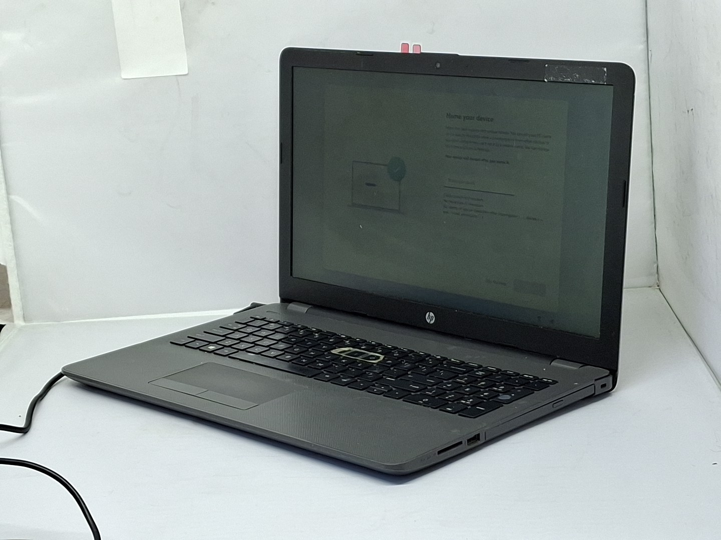 HP 250 G6 – i5-7200U – 8GB, 256GB, Windows 11 – bad key, loose hinge