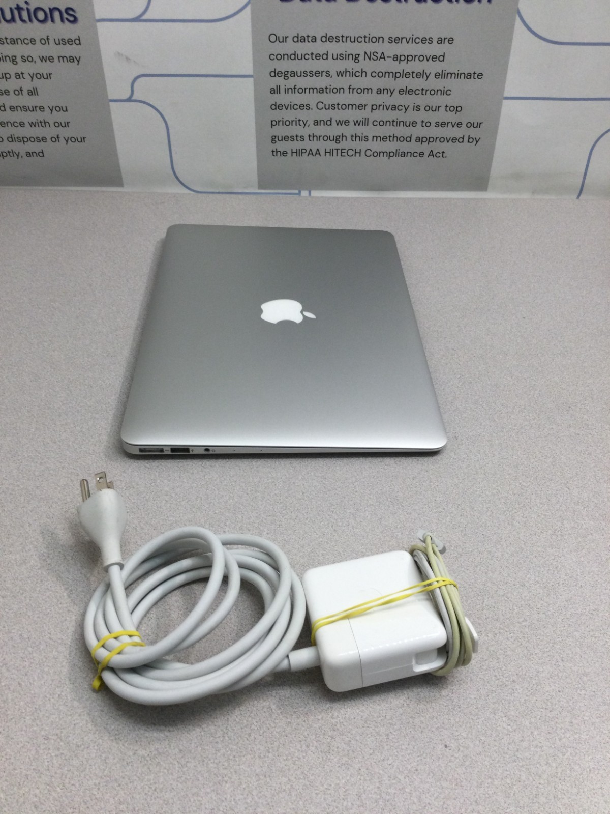 Apple MacBook Air 13.inch (128 GB SSD, Intel Core i5 5th. Gen., 1.6GHz, 4 GB RAM