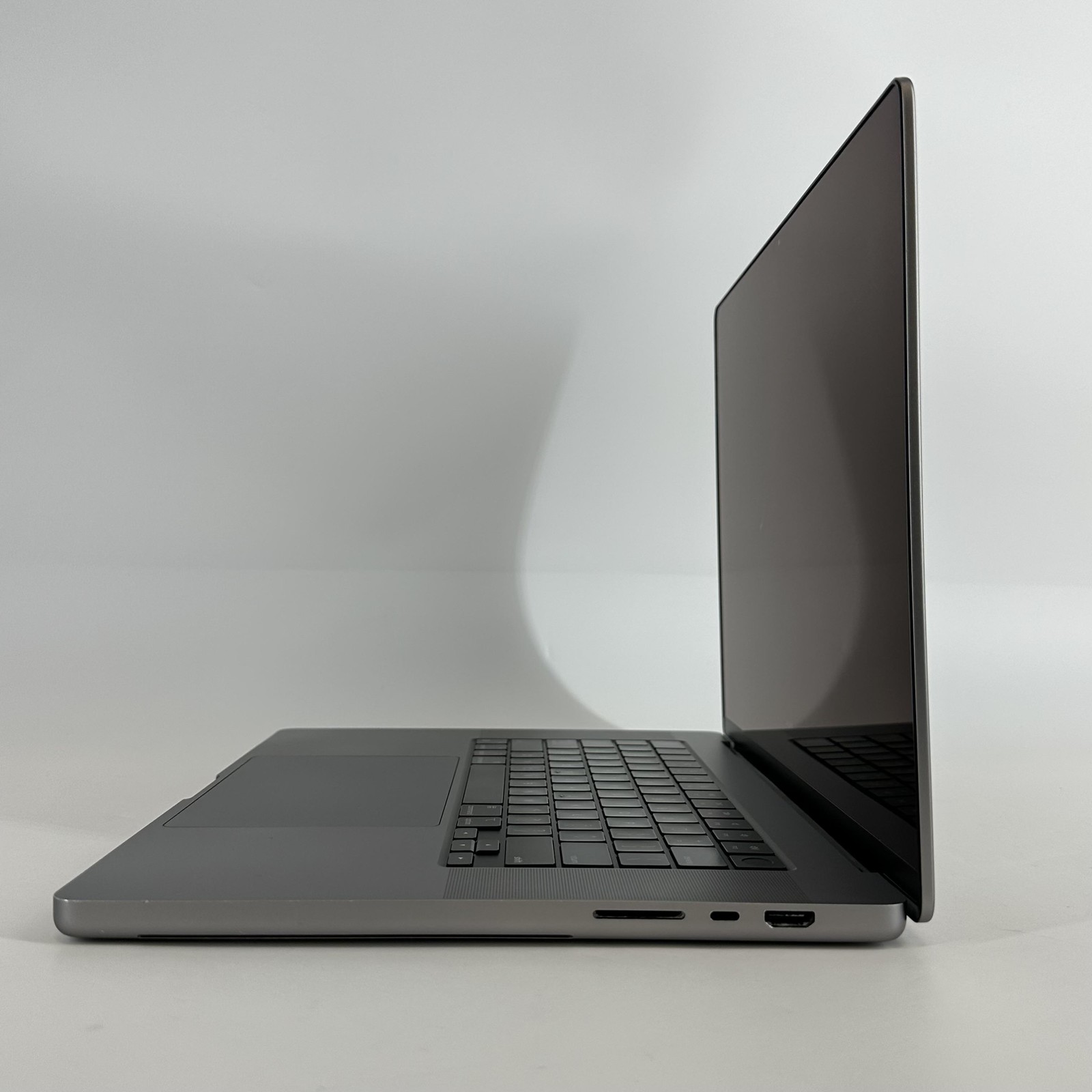 MacBook Pro 16 Space Gray 2021 3.2 GHz M1 Max 10-Core CPU 32-Core GPU 64GB 1TB