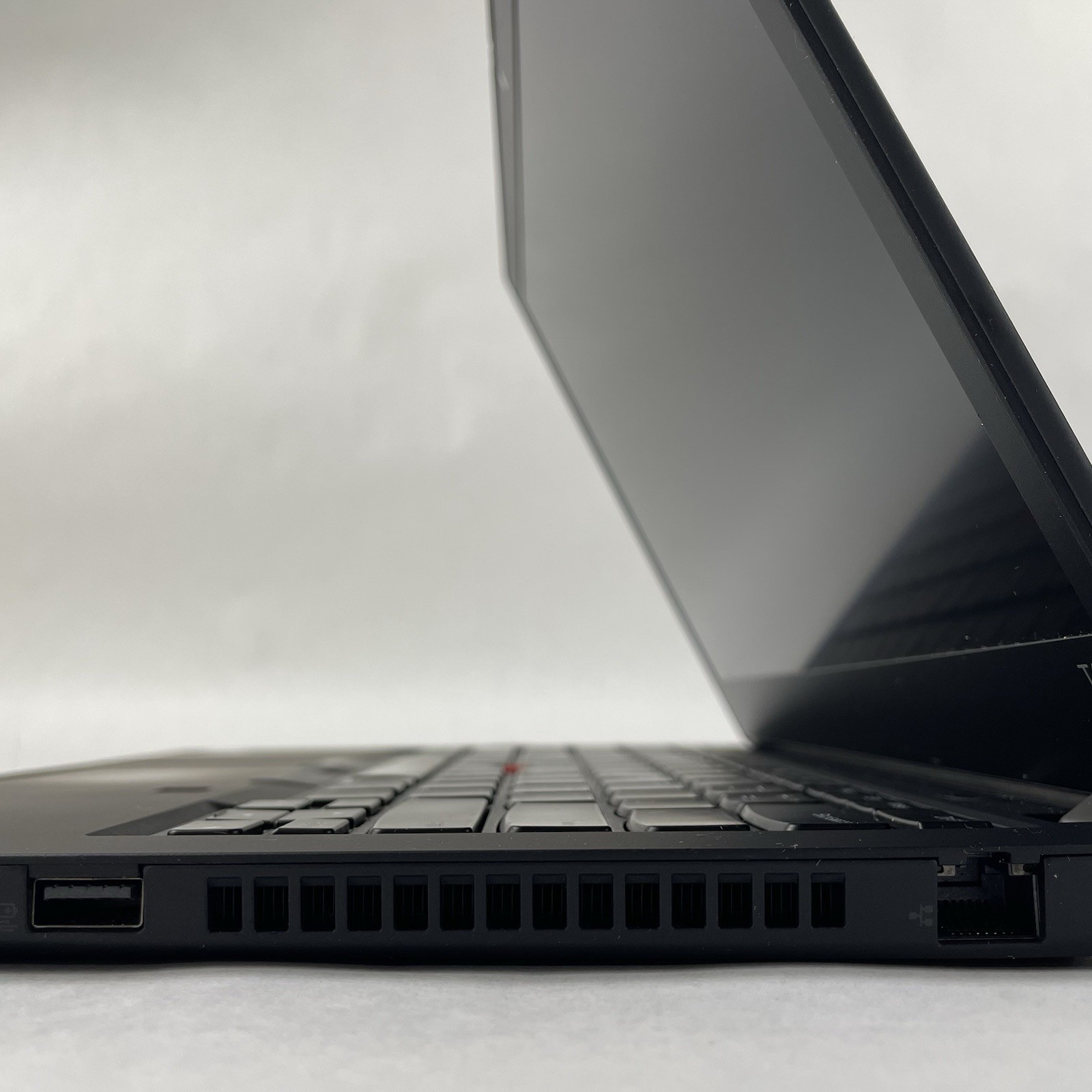 Lenovo ThinkPad T490 14″ i5-8365U 1.60 GHz 8 GB RAM No SSD/OS/AC – Chipped Palm
