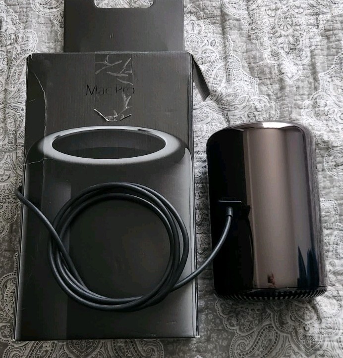 Apple Mac Pro 2013 1TB SSD/12 Core/64GB/Dual D700 GPU