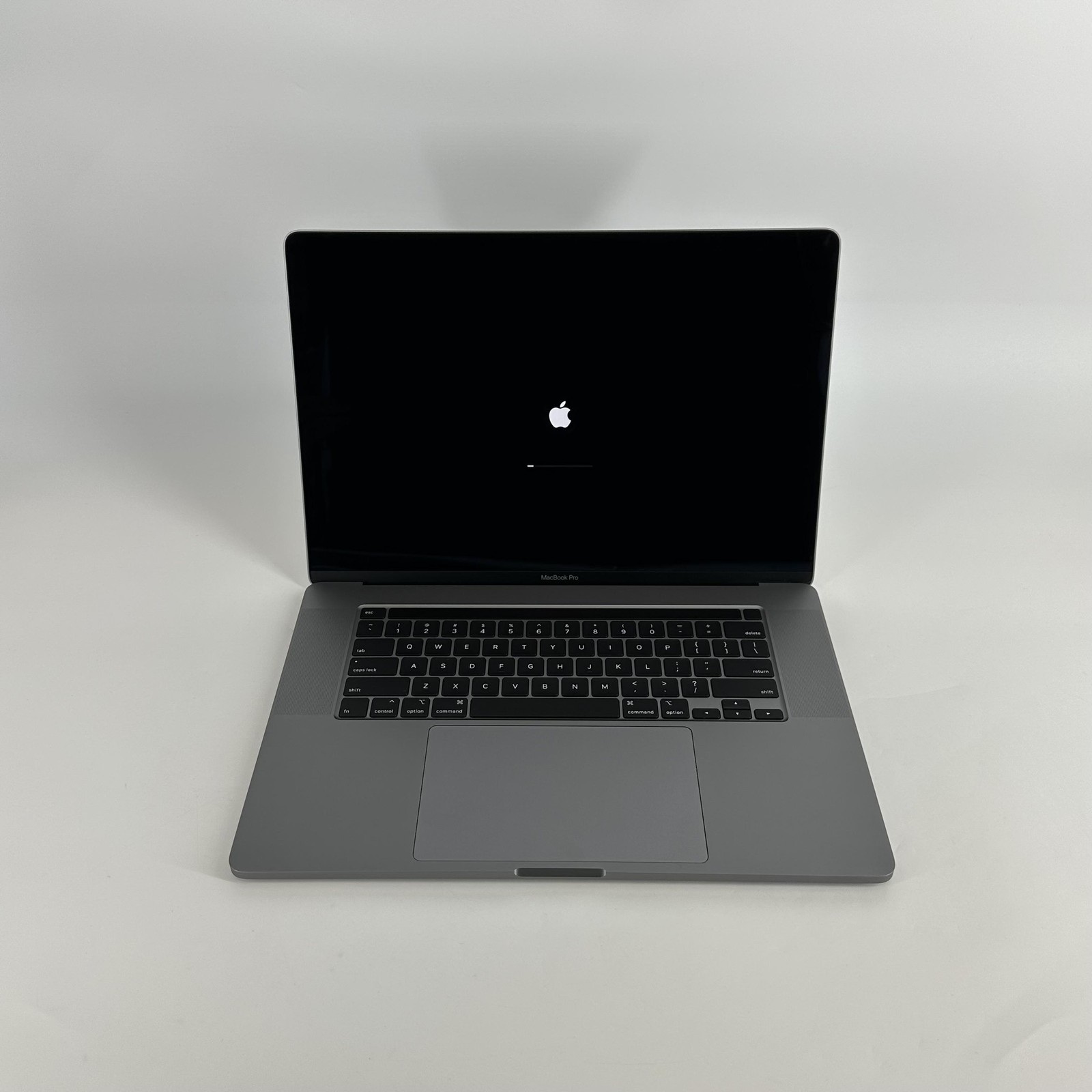 MacBook Pro 16 Touch Bar Space Gray 2019 2.4 GHz i9 32GB 1TB Radeon Pro 5500M