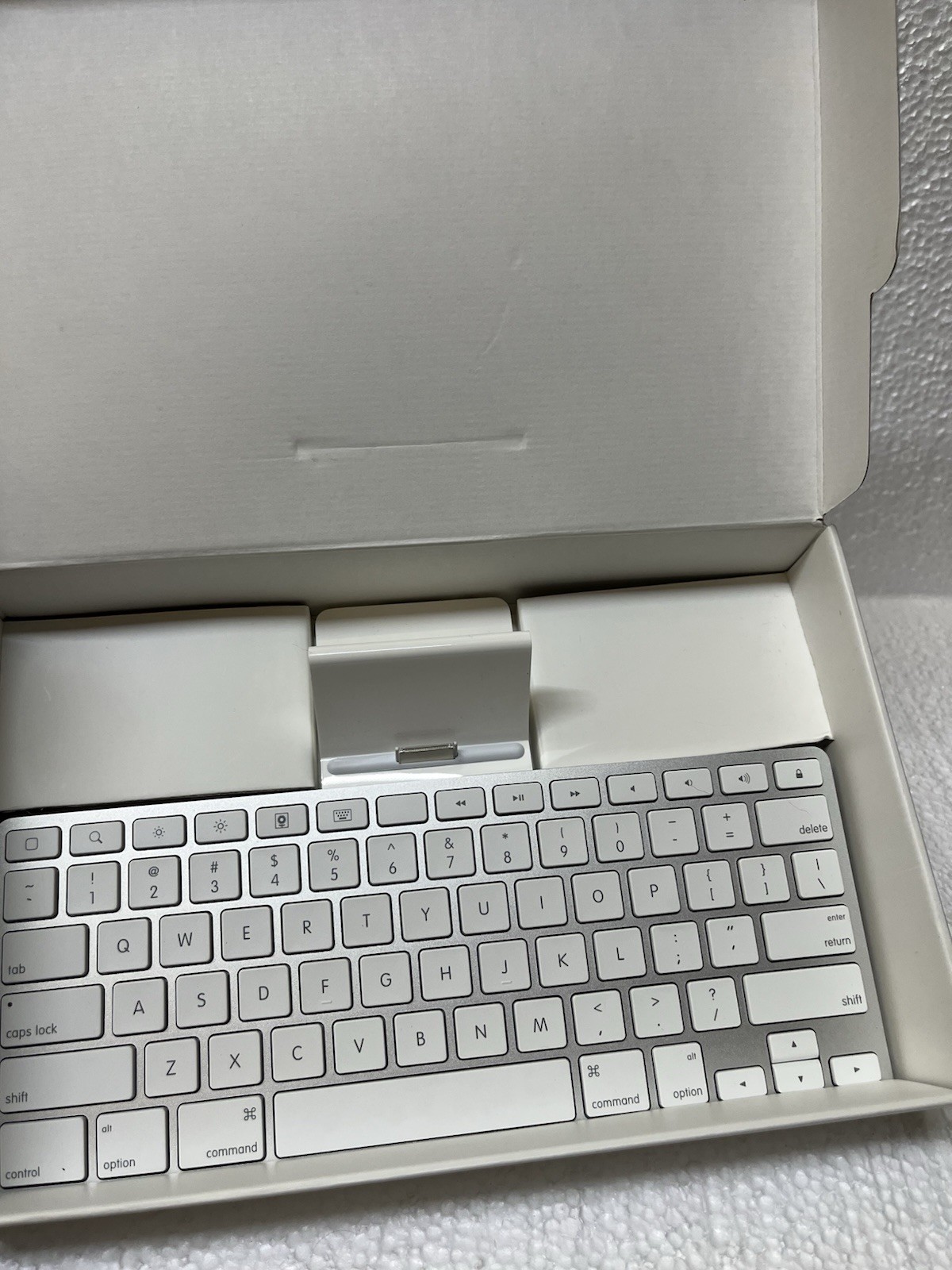 Apple iPad Keyboard Dock A1359 MC533LL/B Apple iPad 1st 2nd 3rd Gen New Open Box