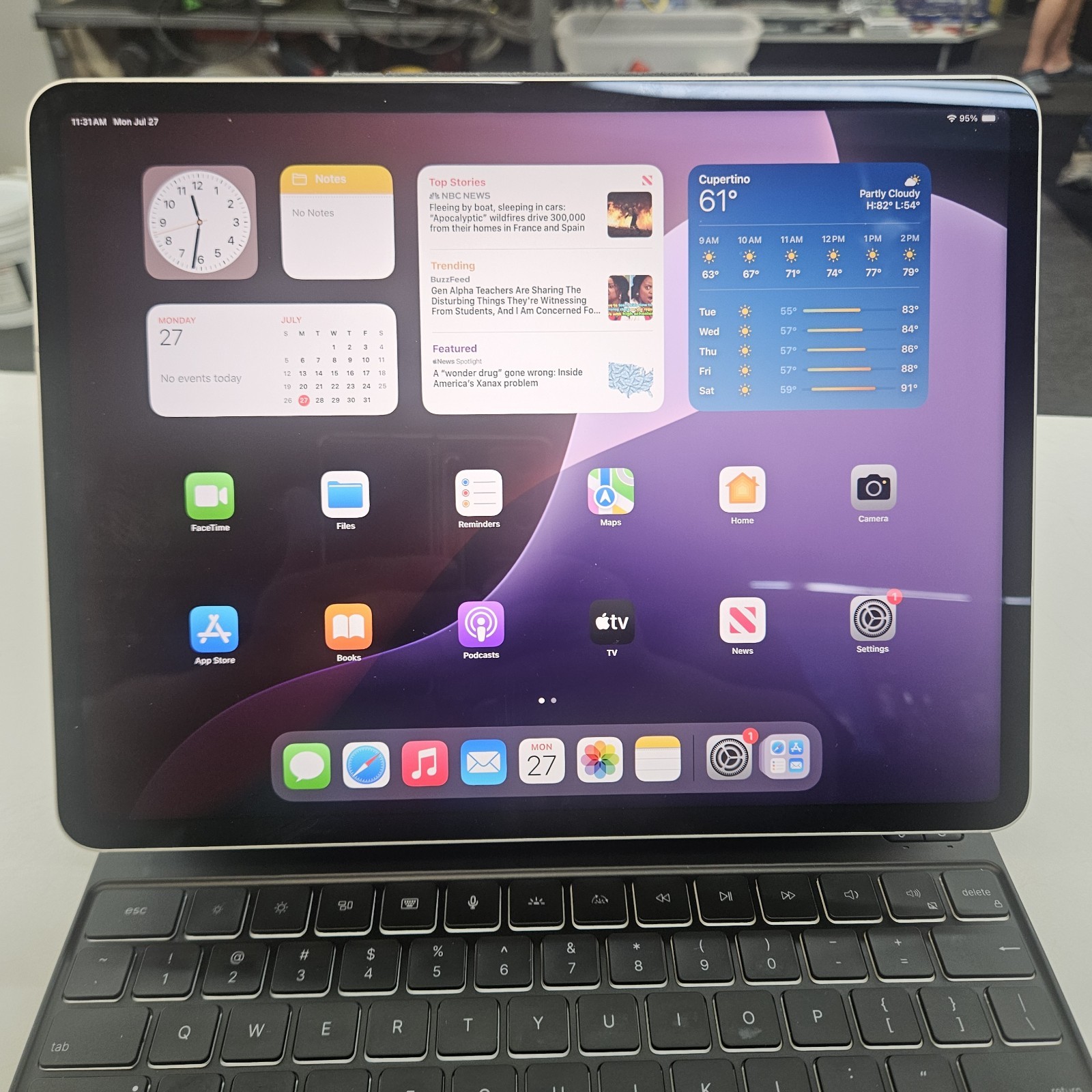Apple iPad Pro 12.9 5th Gen 1TB Gray Cellular A2379 & Smart Keyboard 4889 uhg