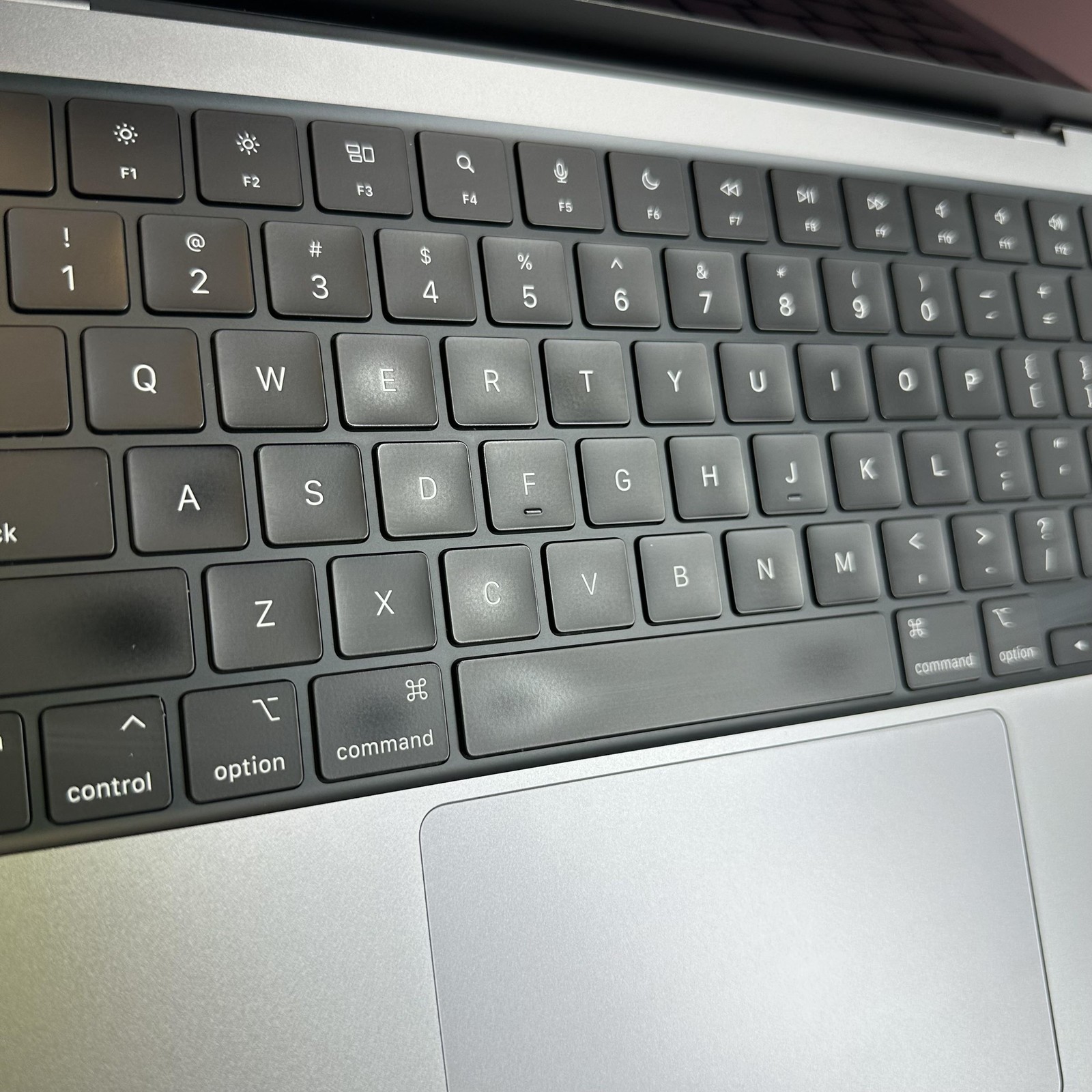 MacBook Pro 14 Space Gray 2021 M1 Max 10-Core CPU 32-Core GPU 32GB 1TB LCD Bleed