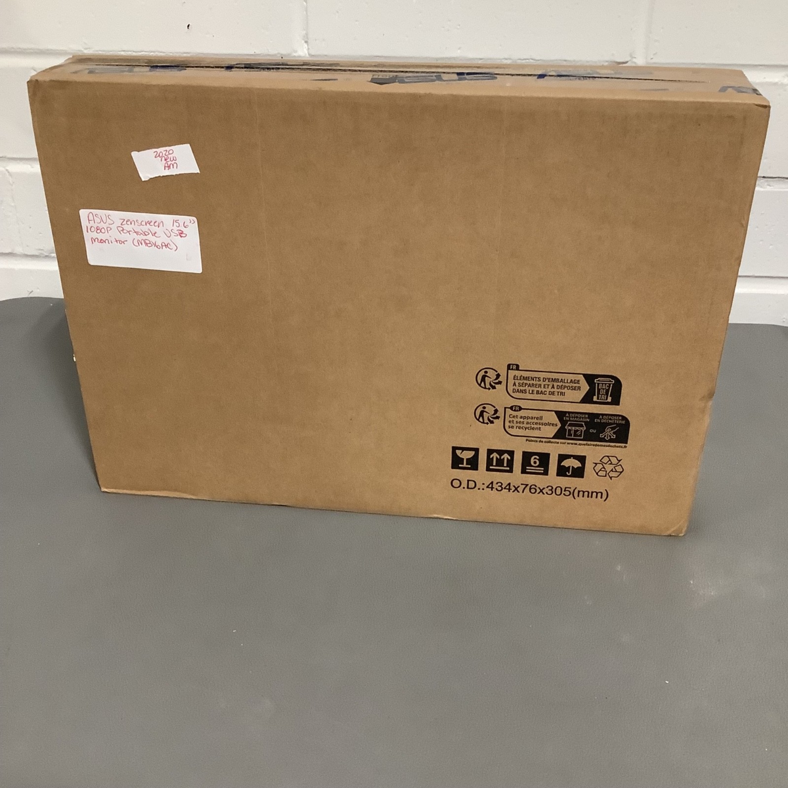 ASUS ZenScreen 15.6″ 1080P Portable USB Monitor (MB16AC)- Full HD