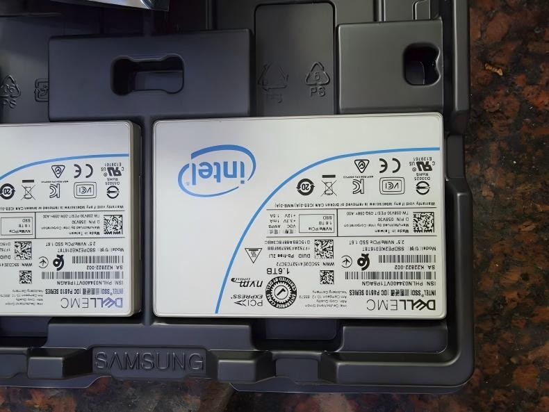 Dell SSDPE2KE016T8T 1.6TB 2.5″ PCIe U.2 NVMe SSD Dell 058V30