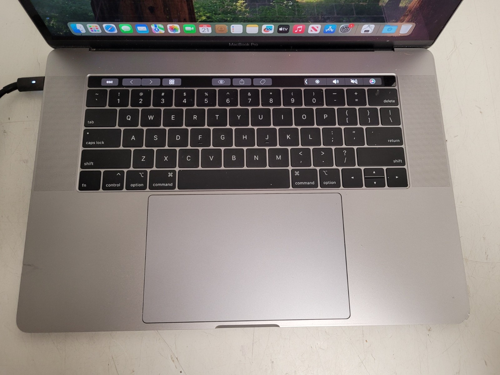 Apple MacBook pro 15″A1990 i9-9980Hk 2.4gh 16gb ram 1tb ssd sequoia C02YQ1B3LVDQ