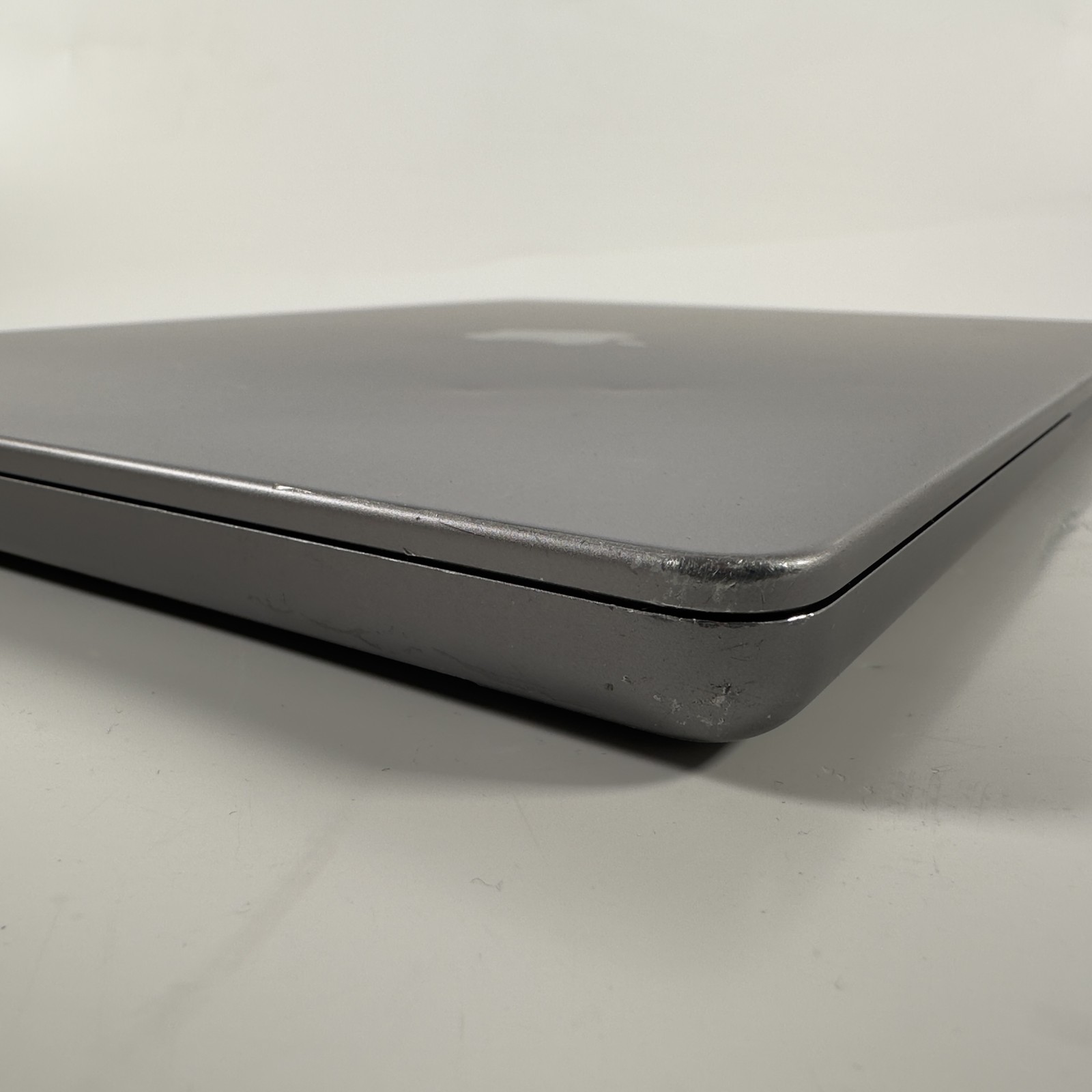 Apple 2021 14″ MacBook Pro M1 Pro 16-Core GPU 512GB 32GB MKGP3LL/A-BTO | D Grade