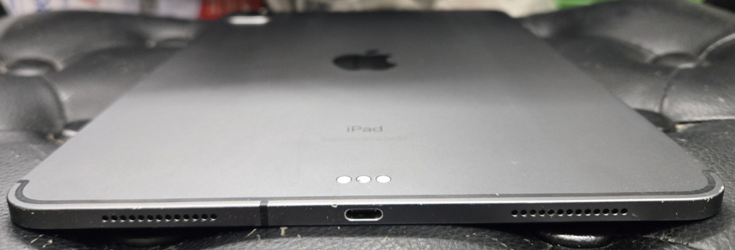 Apple iPad Pro 11″ (2nd Gen) A2230 1 TB, Wi-Fi + 4G – Space Gray+Magic Keyboard
