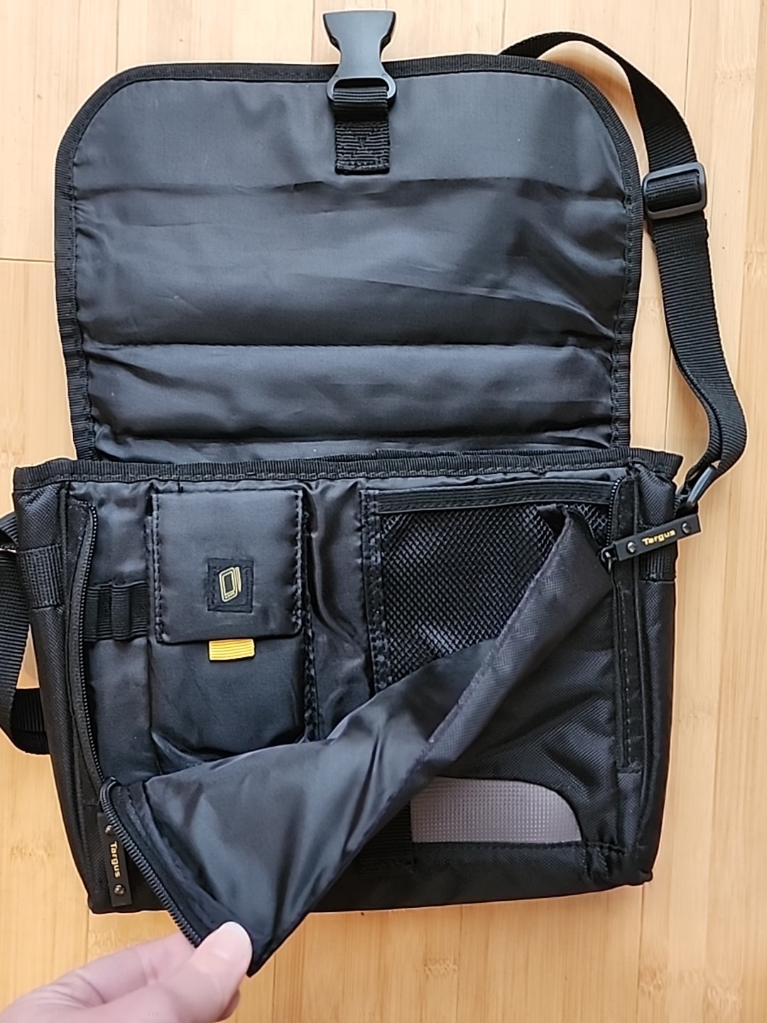 Targus Mini 10.2″ Tablet Messenger Black Gray Bag Case 11.7″H x 8.5″W x 2.5″D