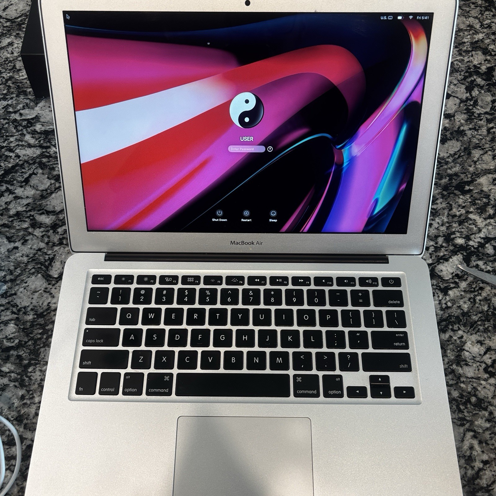 2014 Apple MacBook Air 13.3″ i5 1.4GHz 4GB RAM 250GB SSD A1466 (Read)