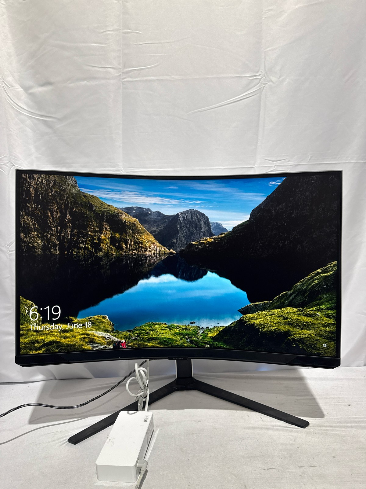 Samsung Odyssey Neo G8 Curved Gaming Monitor 32 in 4K 240Hz 1ms Black White