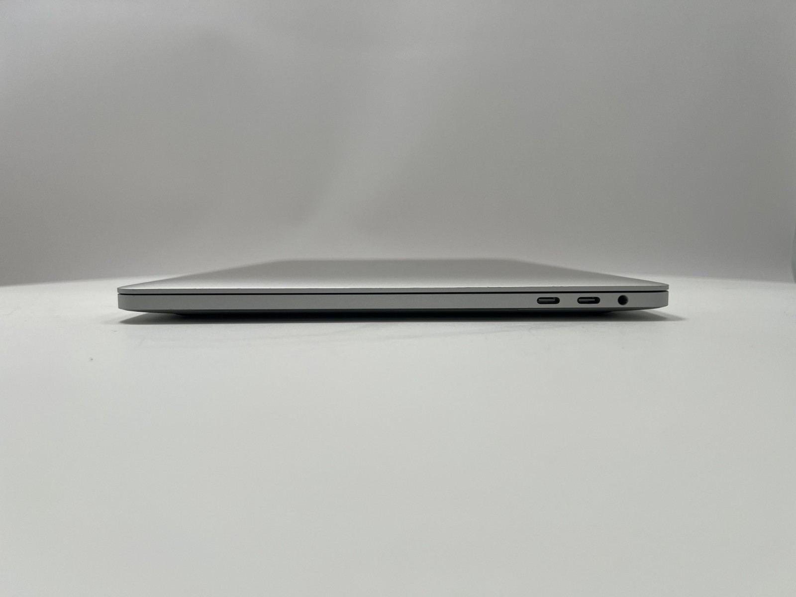 MacBook Pro (2018) 13″ – Intel Core i7 2.7GHz • 16GB RAM 1TB SSD – Read
