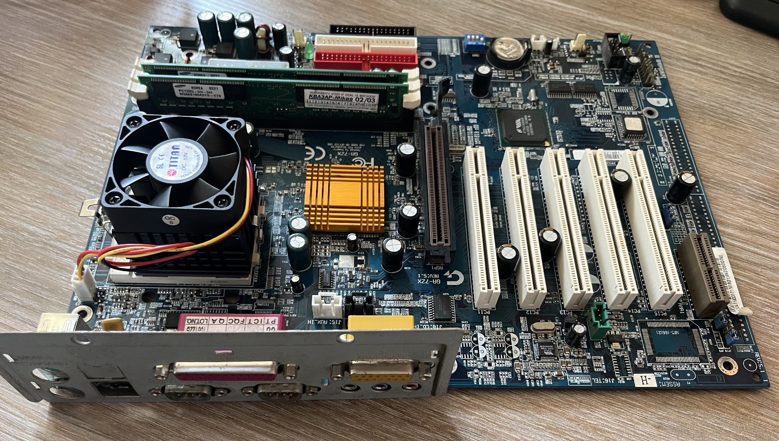 Gigabyte GA-7ZX Socket A – AMD Duron 650 – 256MB RAM – I/O Shield – Tested