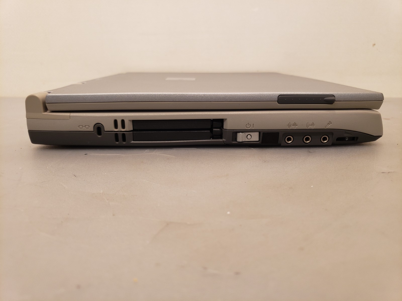 Vintage Rare Hitachi Flora 270GX 12.1″ Laptop Celeron 550MHz 64MB 10GB Win98