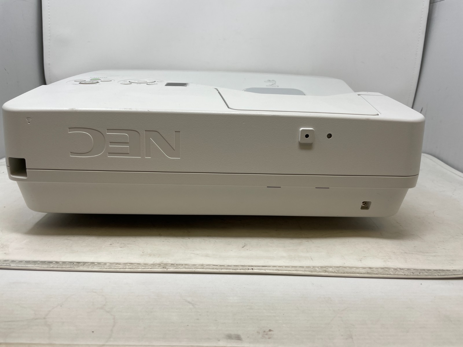 REPAIR UNIT: NEC NP-UM351W Ultra Short Throw 3LCD Projector – 820 Lamp Hours
