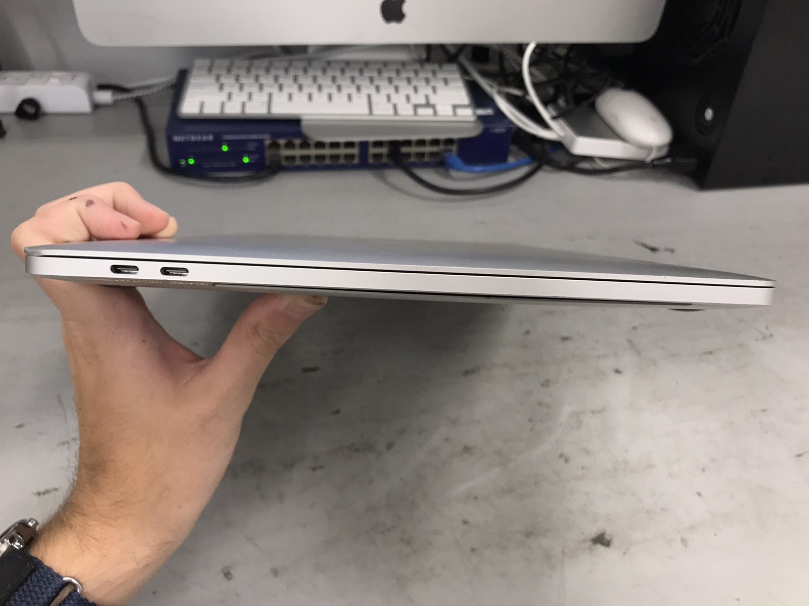 Apple MacBook Pro 2016 15″ A1707 i7 2.7GHz 16GB RAM 512GB SSD Gray – Decent