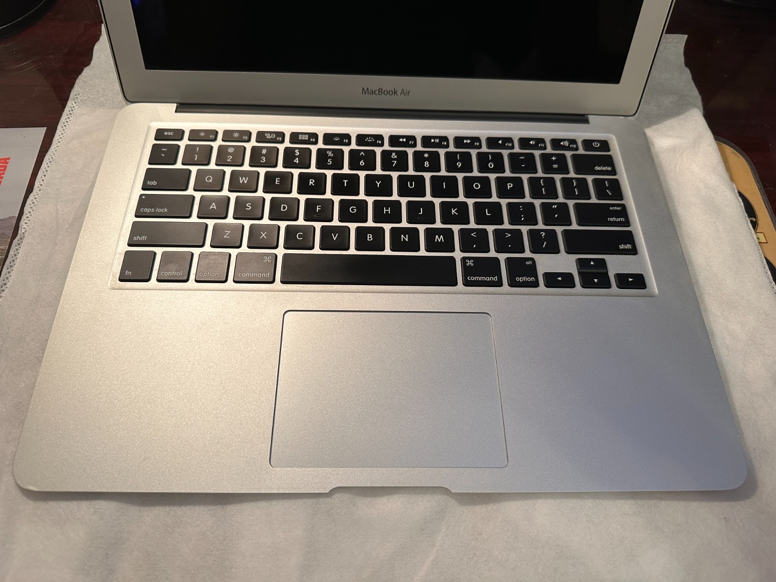 Apple MacBook Air 13.3 in (256GB SSD, Intel Core i5 5th. Gen., 1.6GHz, 8GB RAM)