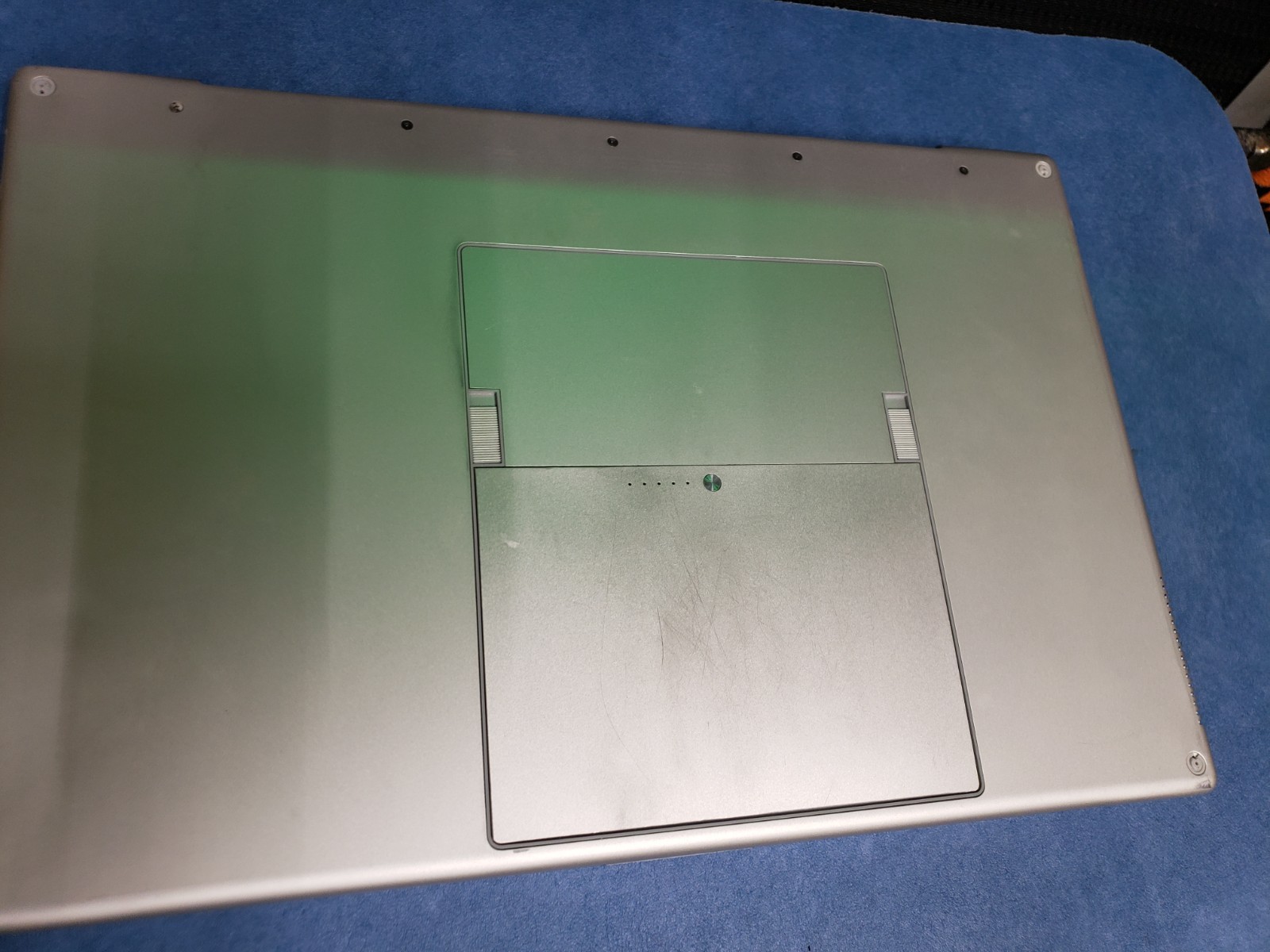 2003 Apple PowerBook G4 A1052 17″ (1.33 GHz, 2GB RAM) *AS IS READ DESCRIPTION*