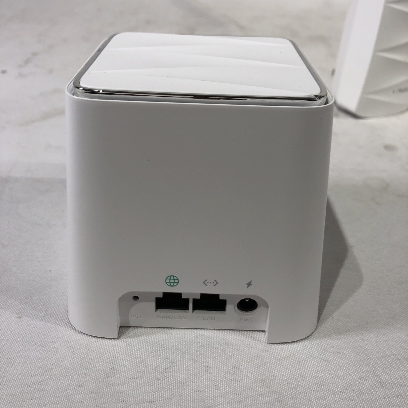 5 lot Meshforce Whole Home Mesh Wifi System 2 x M3 and 3 x M3 Dots – White