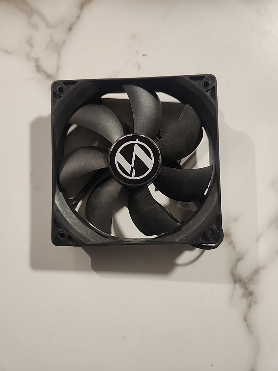 lian li Pc fan 4 pin pwm 12 volt 0.2 A 800-1500 RPM
