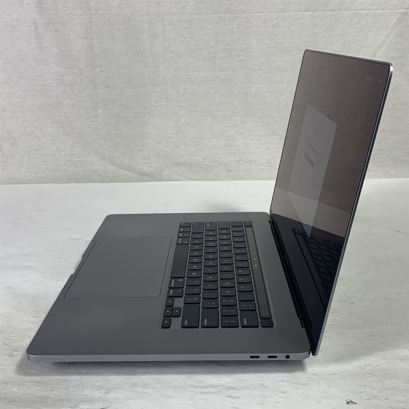 Apple MacBook Pro A2141 (2019) 16″ Laptop Core i9-9980HK 2.3GHz 16GB – 500GB SSD