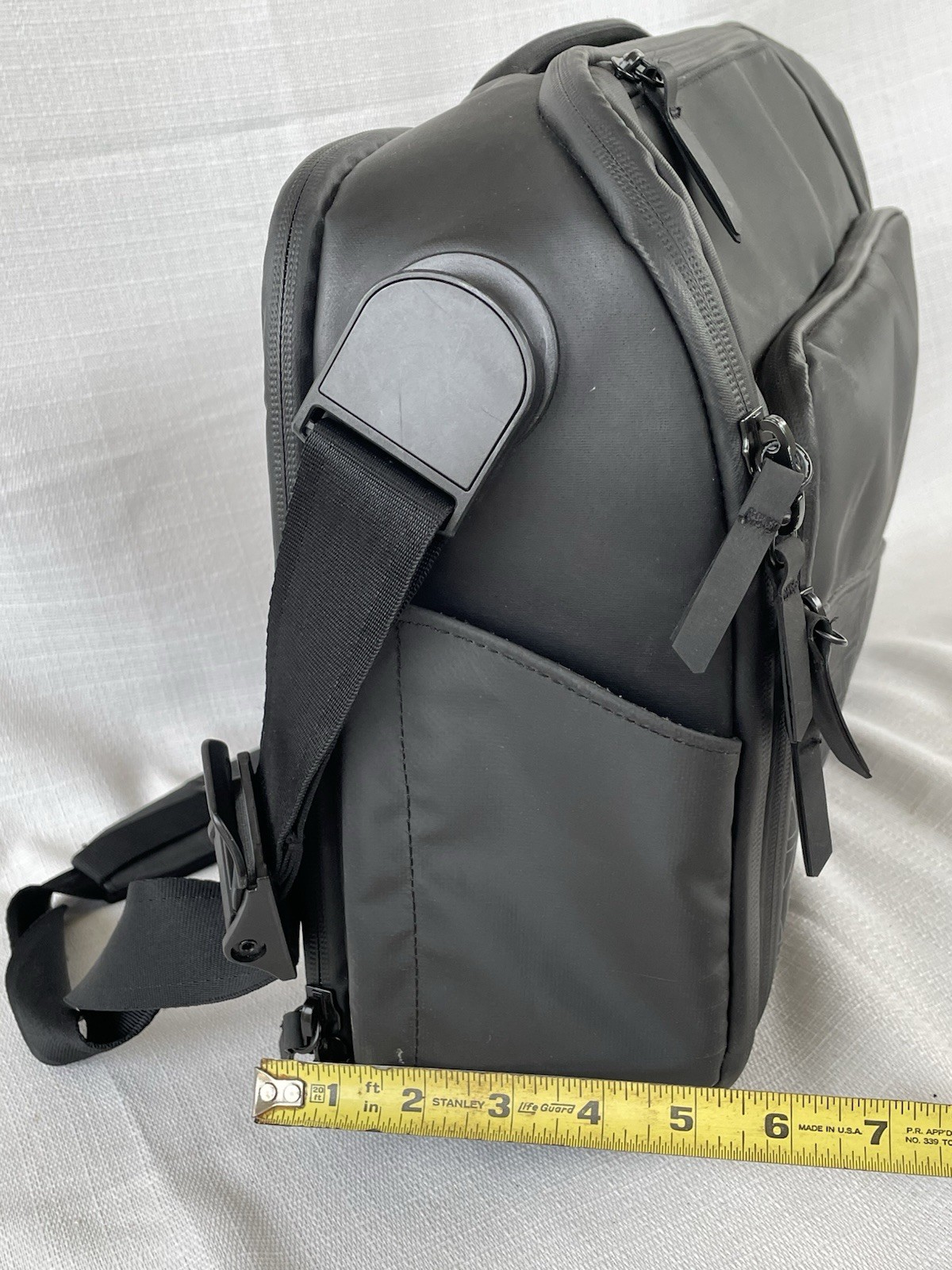 Nomatic Mens Messenger Laptop Bag Magnetic Strap Buckles Water Resistant RFID