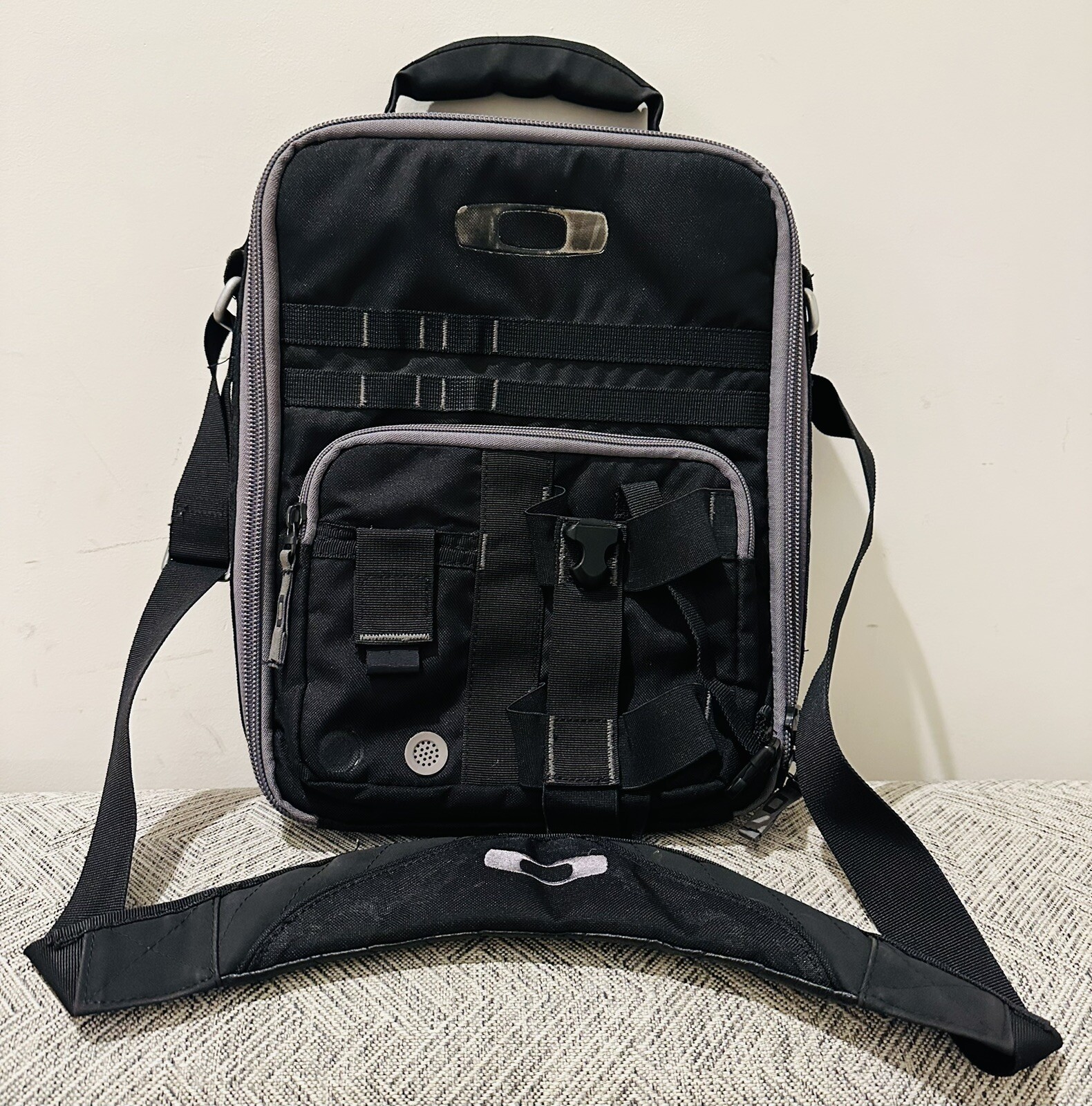 Oakley Black Vertical Computer Laptop Black Padded Messenger Bag Office