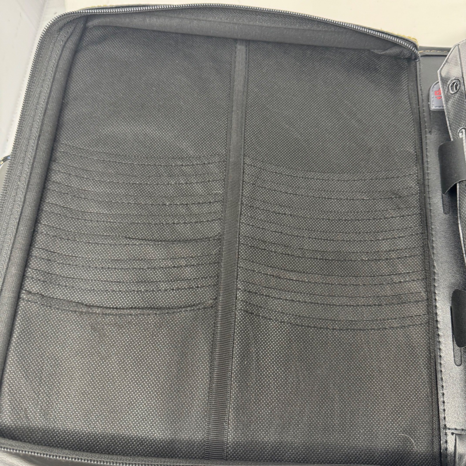 Case Logic 100+CD DVD Binder Storage Case Black Faux Leather Zippered 03-2250099