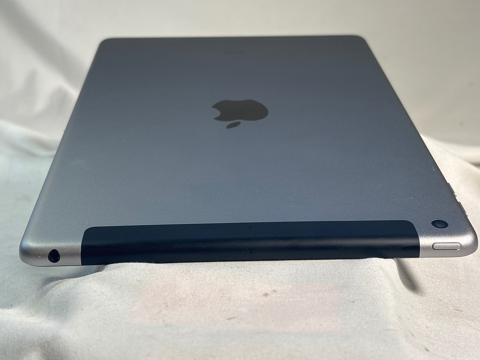 Apple iPad 5th Generation Wi-Fi + Cellular 32GB Silver