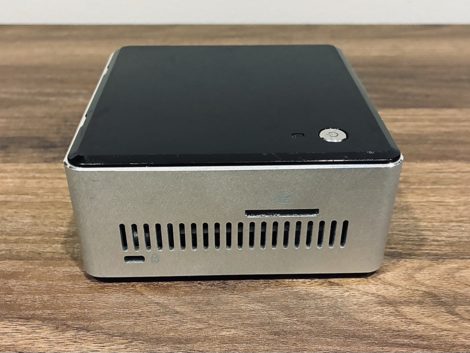 Intel NUC6i5SYH Barebones Mini PC – i5-6260U 1.80GHz CPU